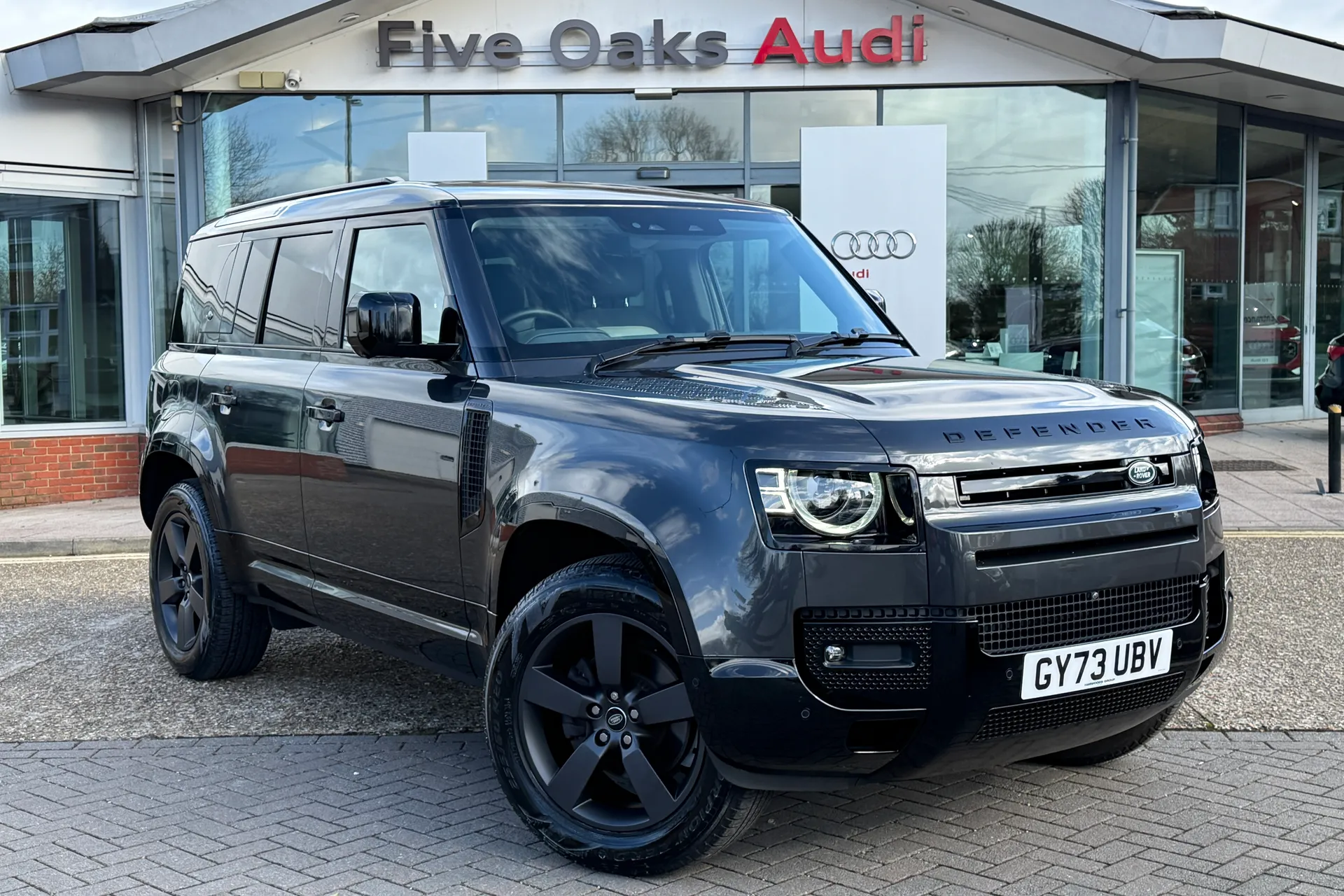 LAND ROVER DEFENDER focused image