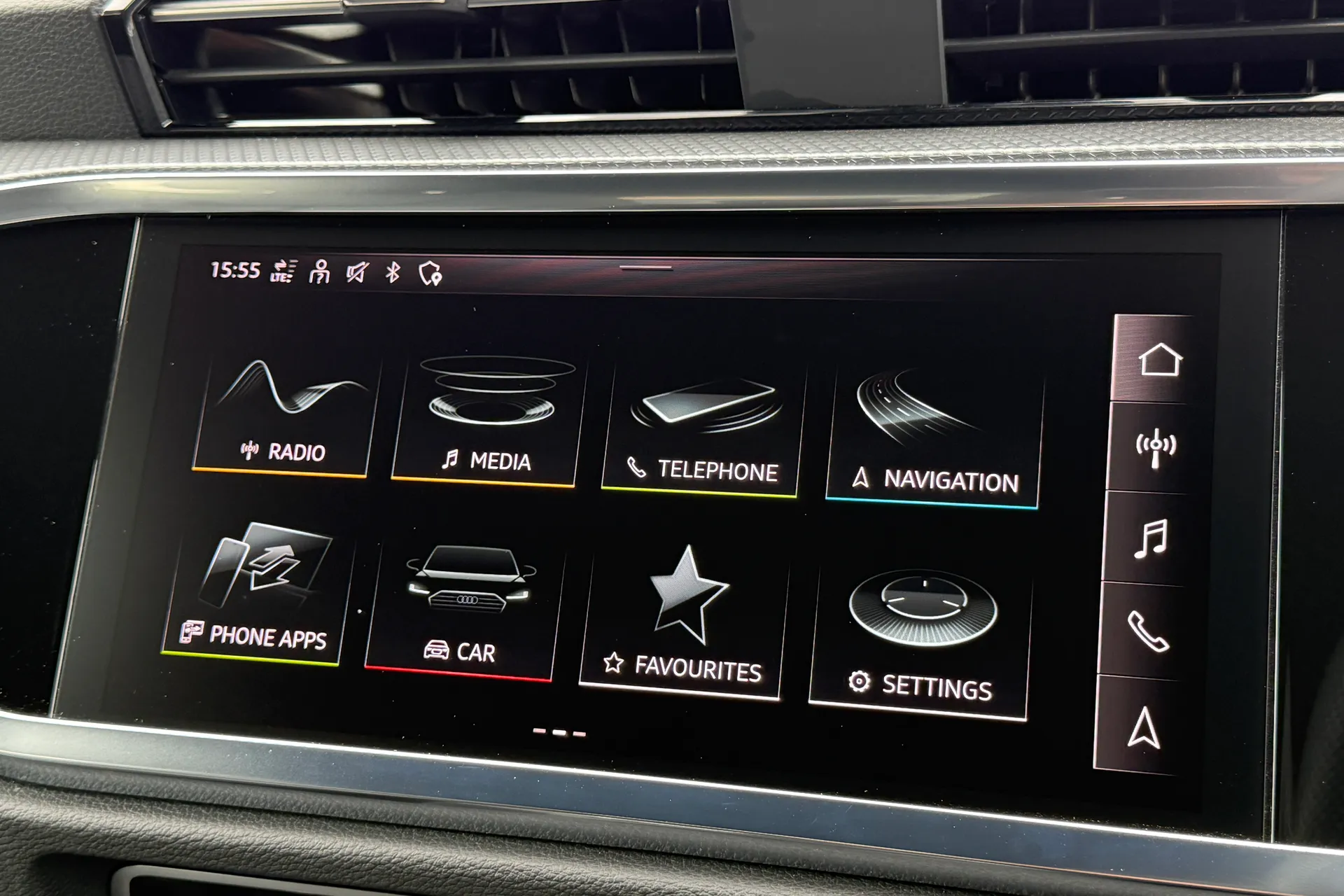Audi Q3 thumbnail image number 16