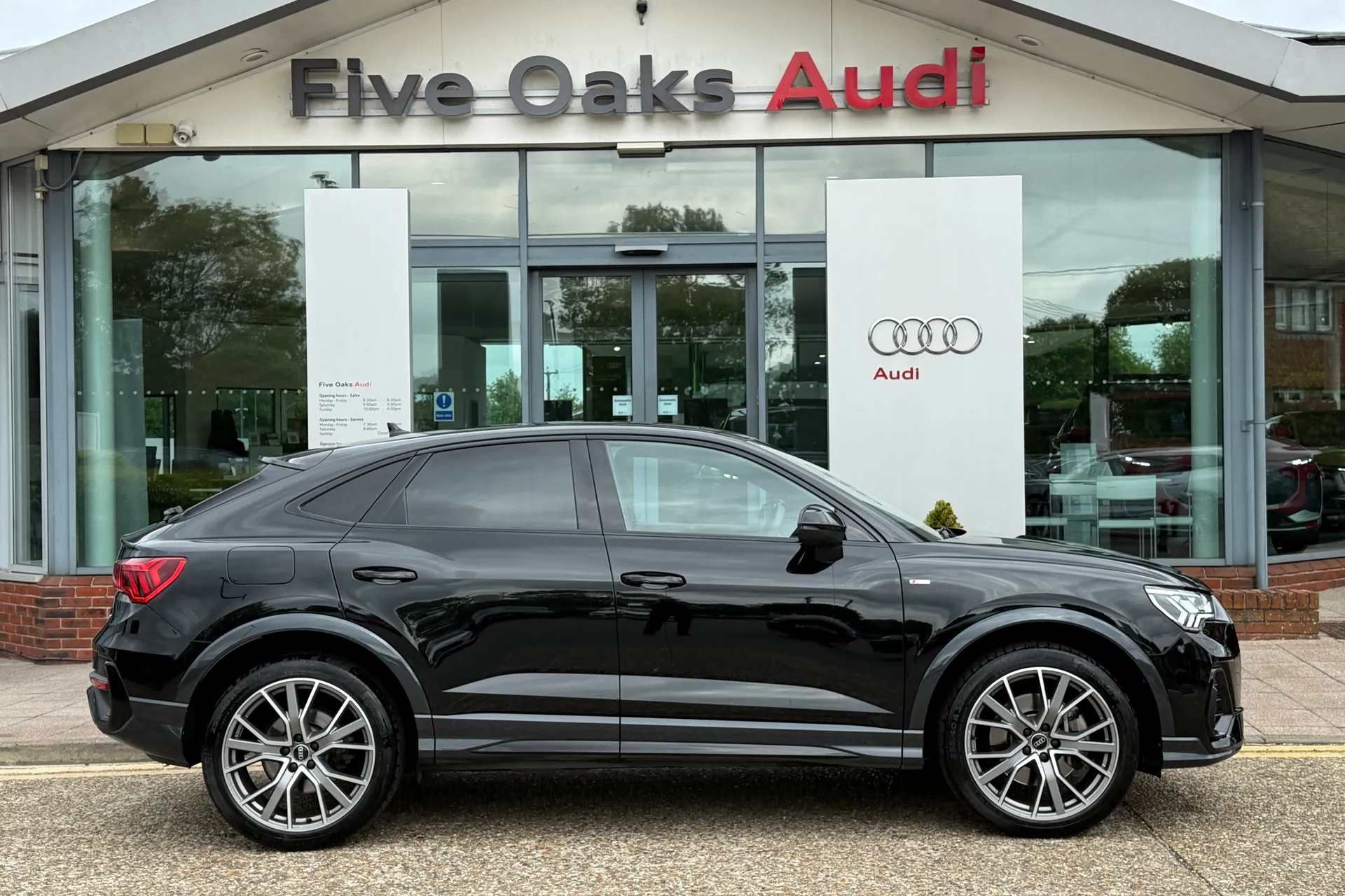 Audi Q3 thumbnail image number 2