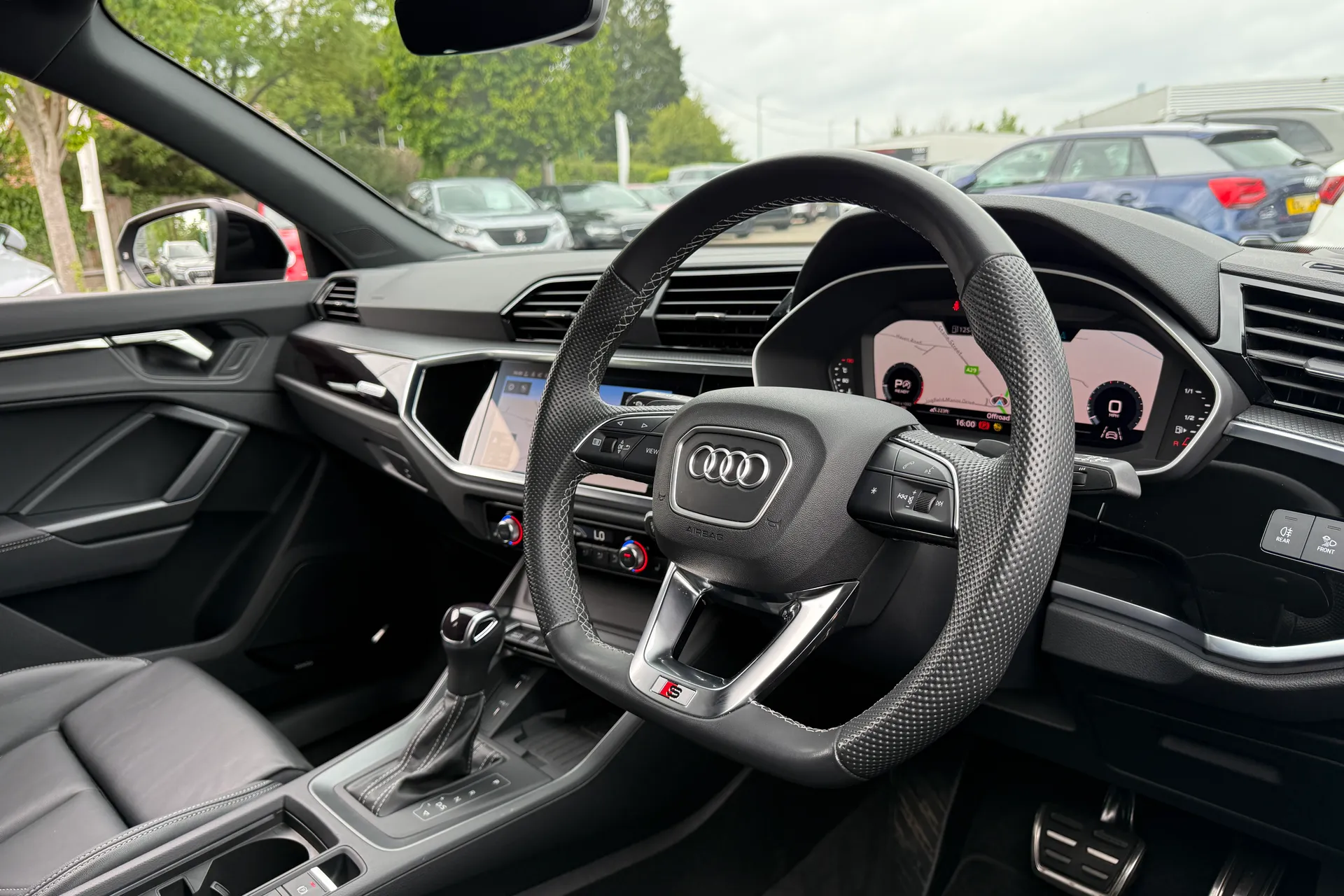 Audi Q3 thumbnail image number 32