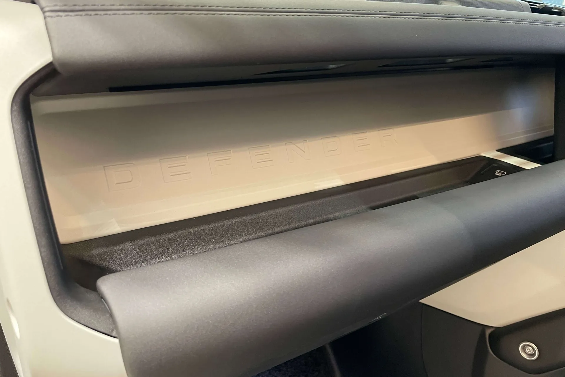 LAND ROVER Defender 110 thumbnail image number 33