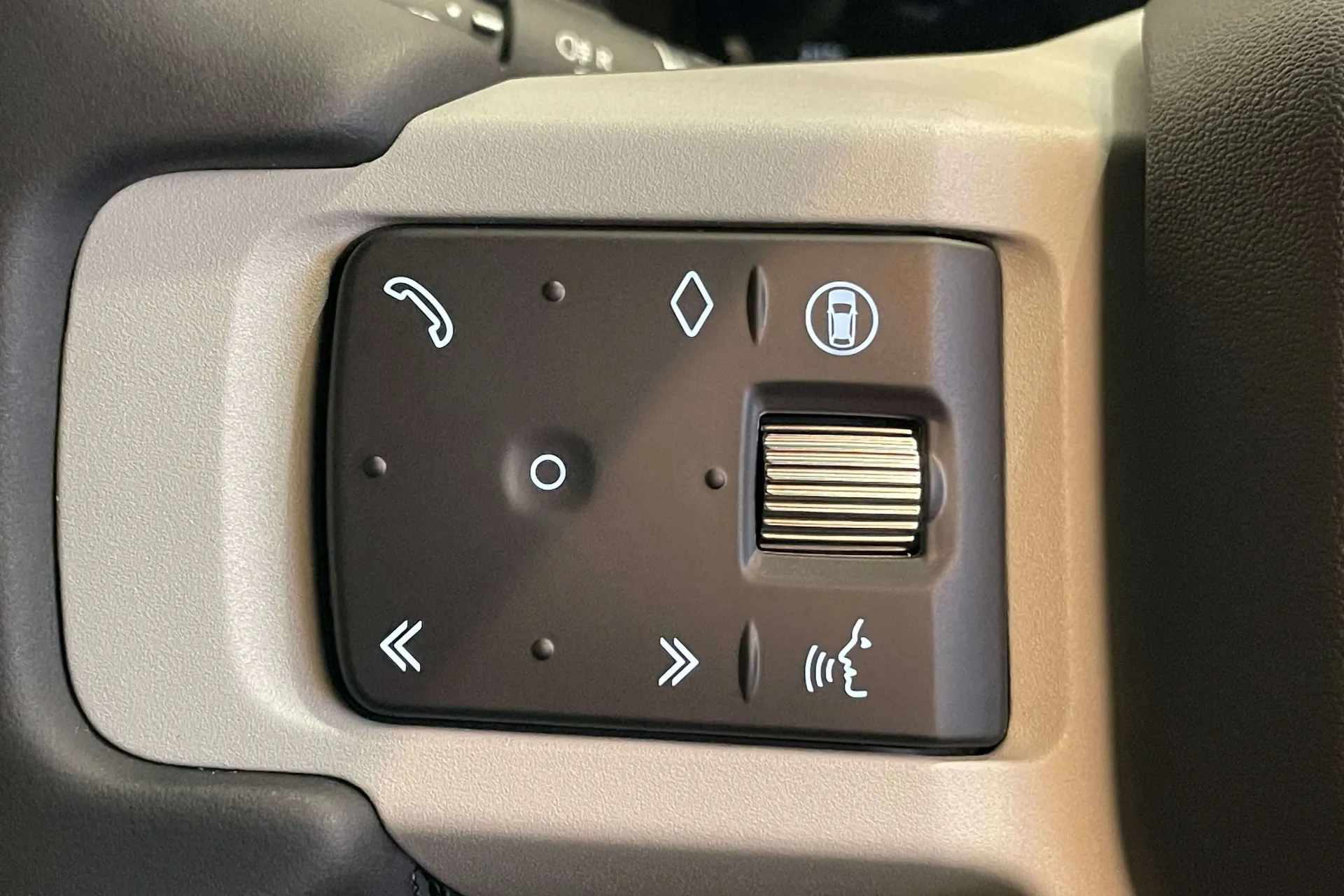 LAND ROVER Defender 110 thumbnail image number 16