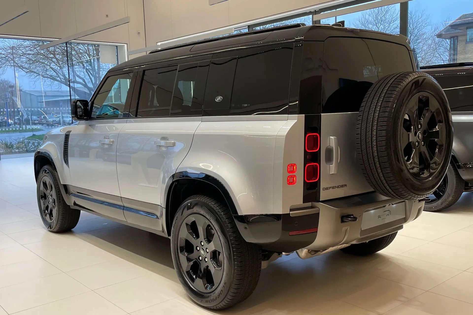 LAND ROVER Defender 110 thumbnail image number 9