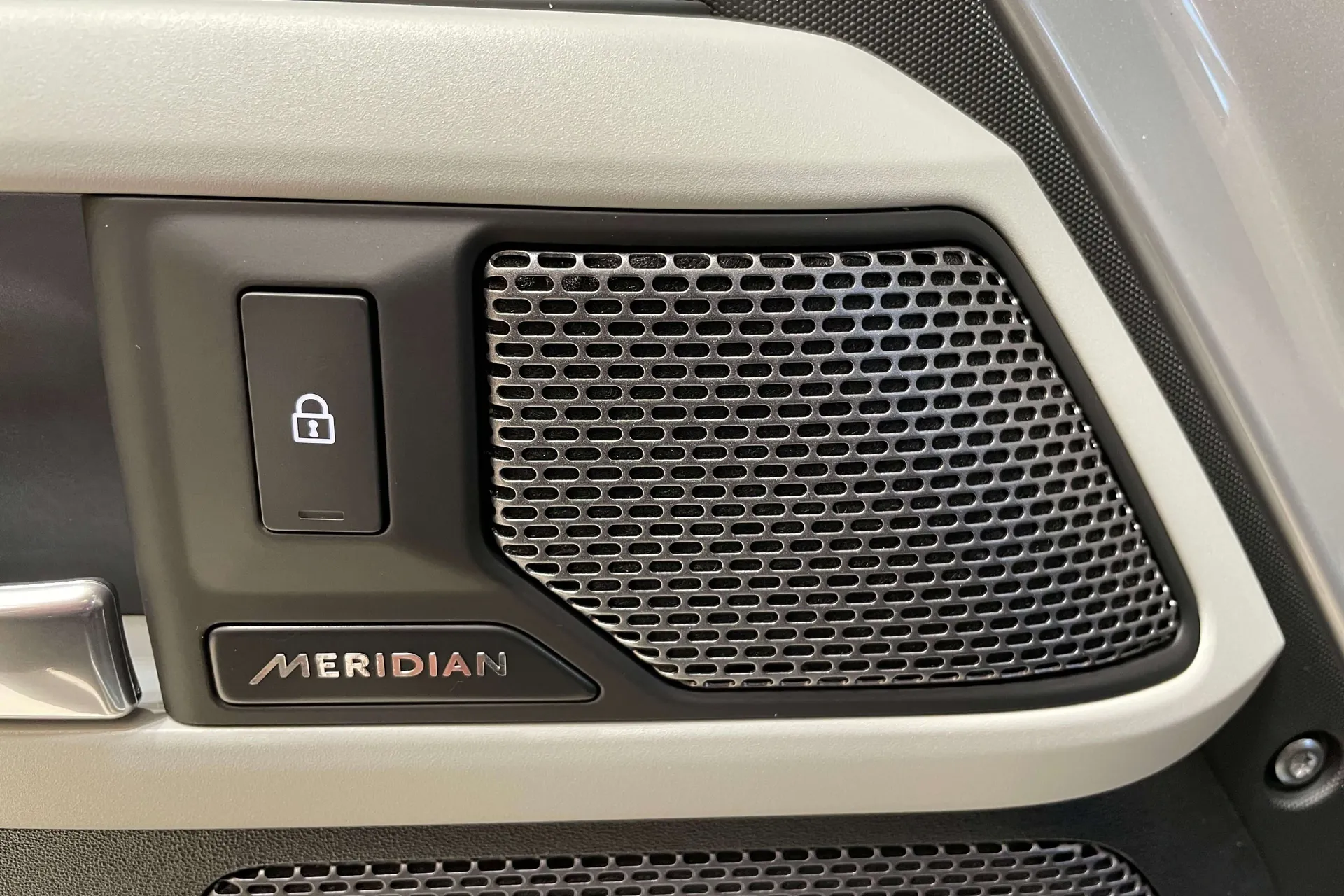 LAND ROVER Defender 110 thumbnail image number 31