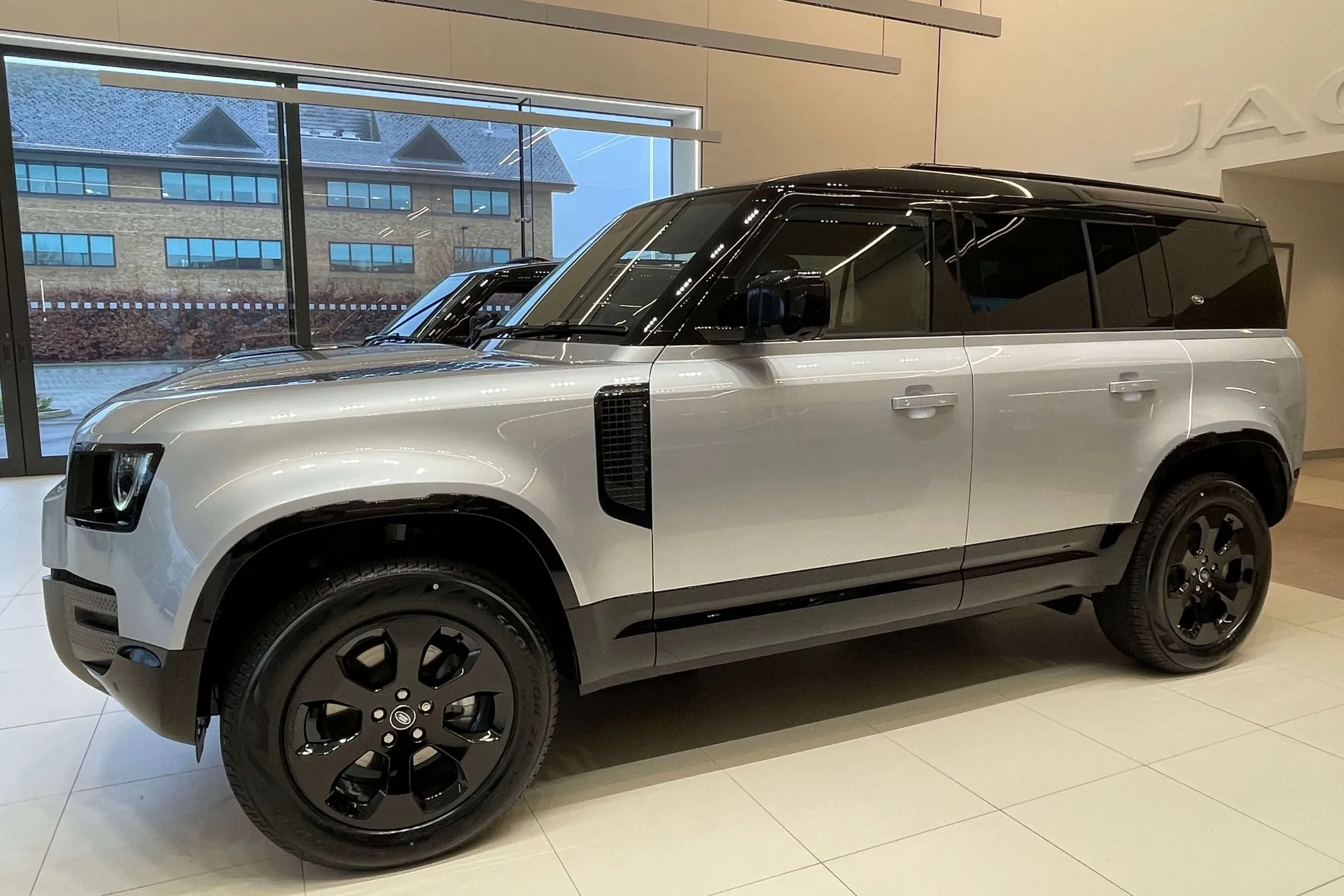 LAND ROVER Defender 110 thumbnail image number 7