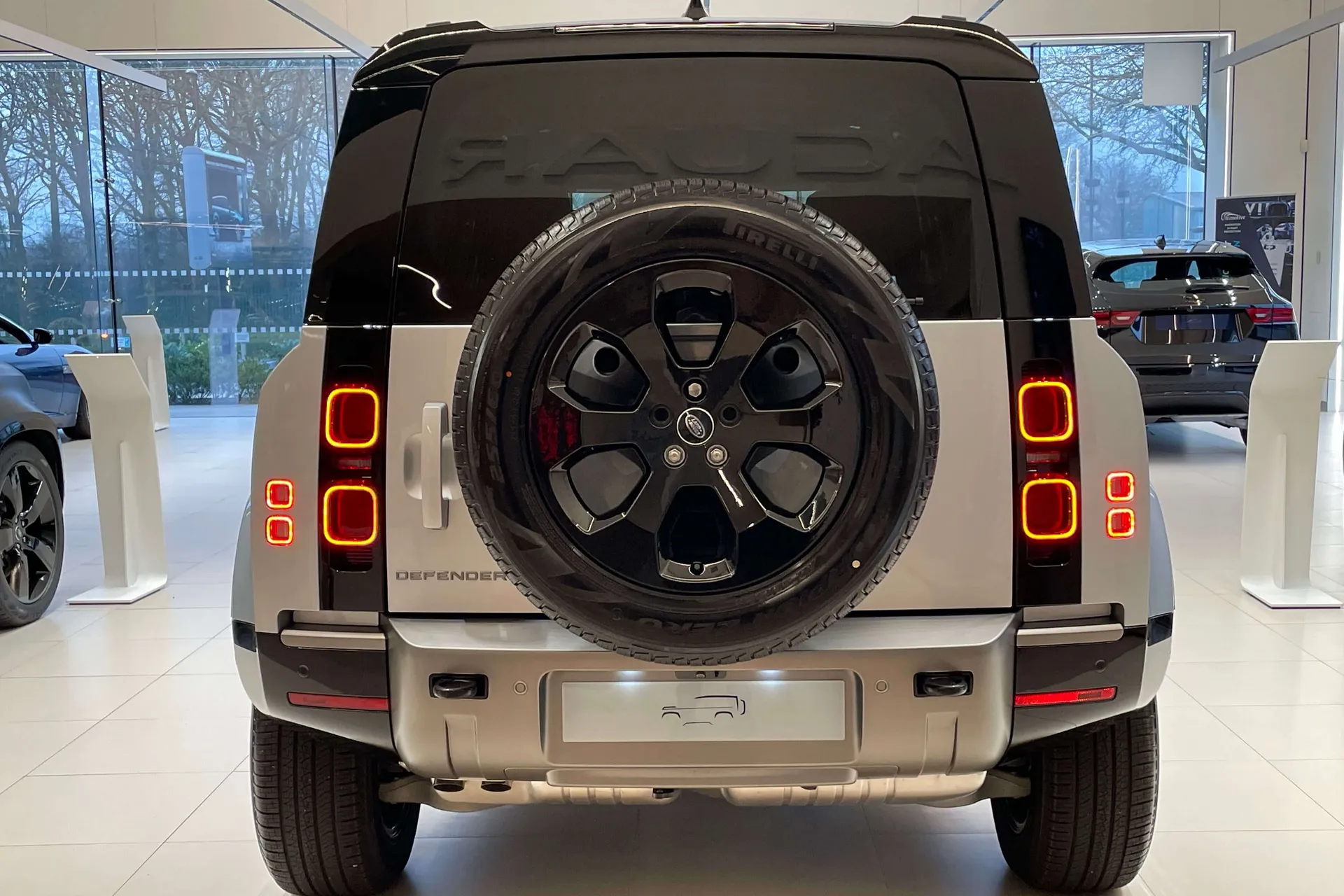 LAND ROVER Defender 110 thumbnail image number 10