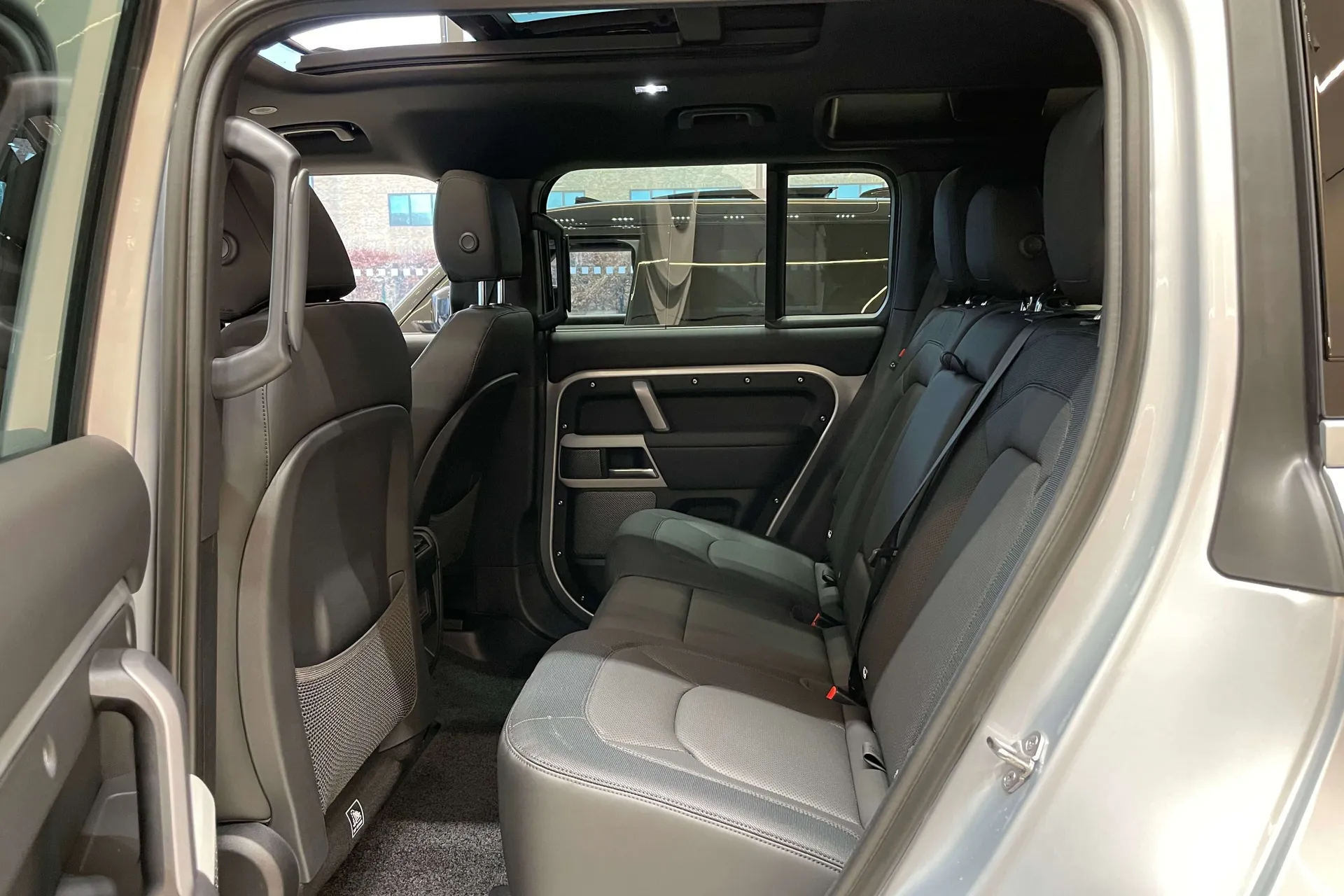 LAND ROVER Defender 110 thumbnail image number 30