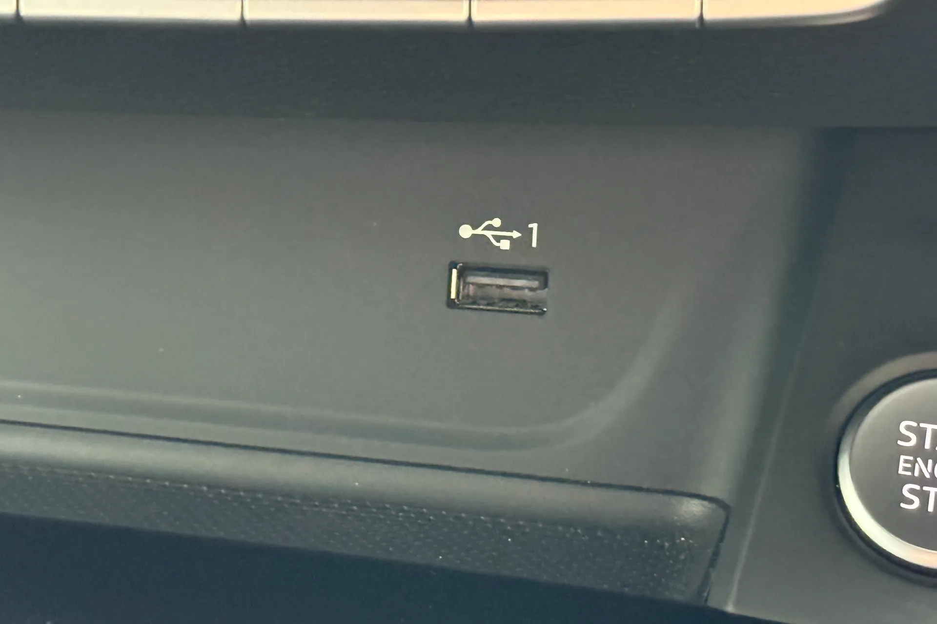 Audi A4 thumbnail image number 15