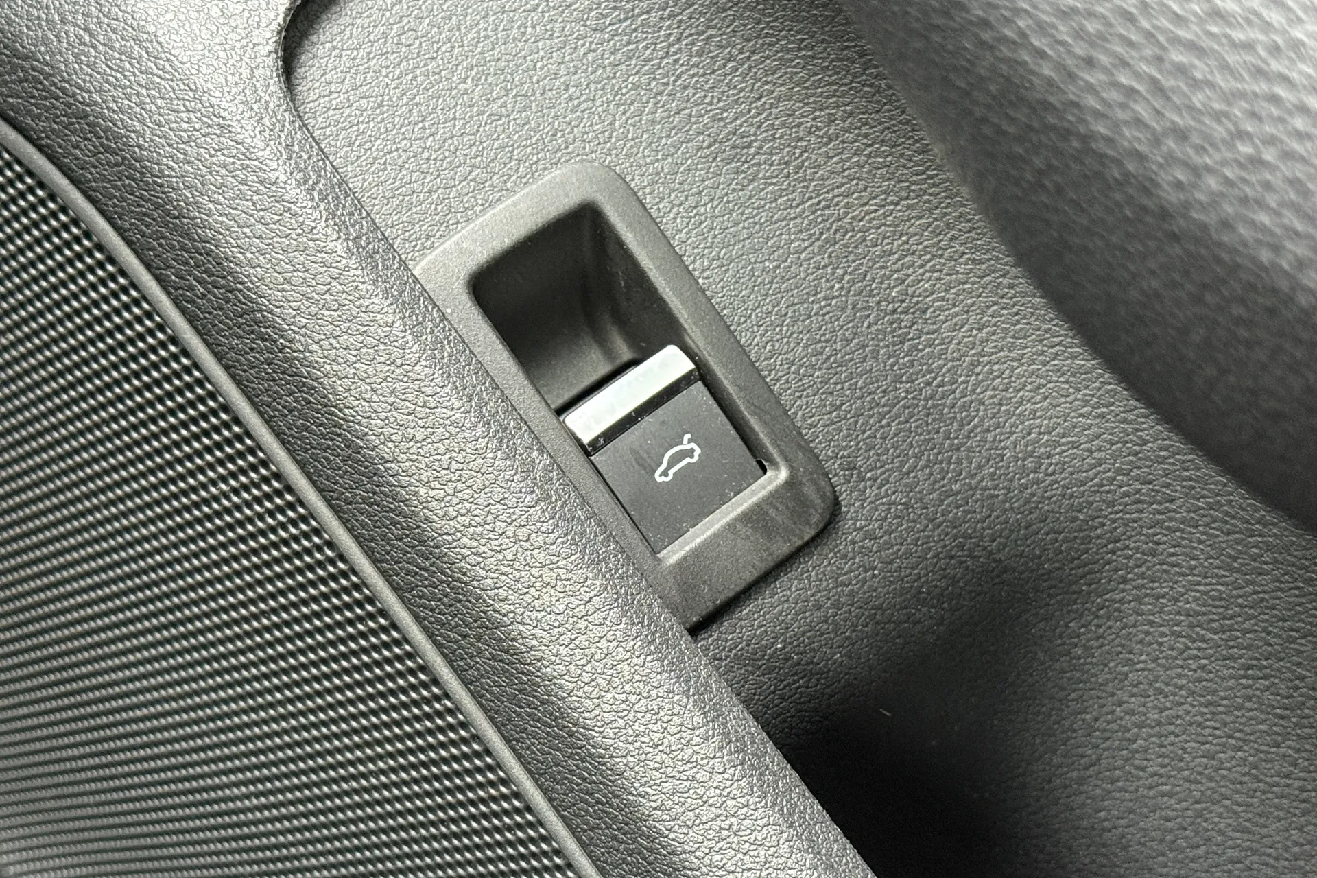 Audi A4 thumbnail image number 35