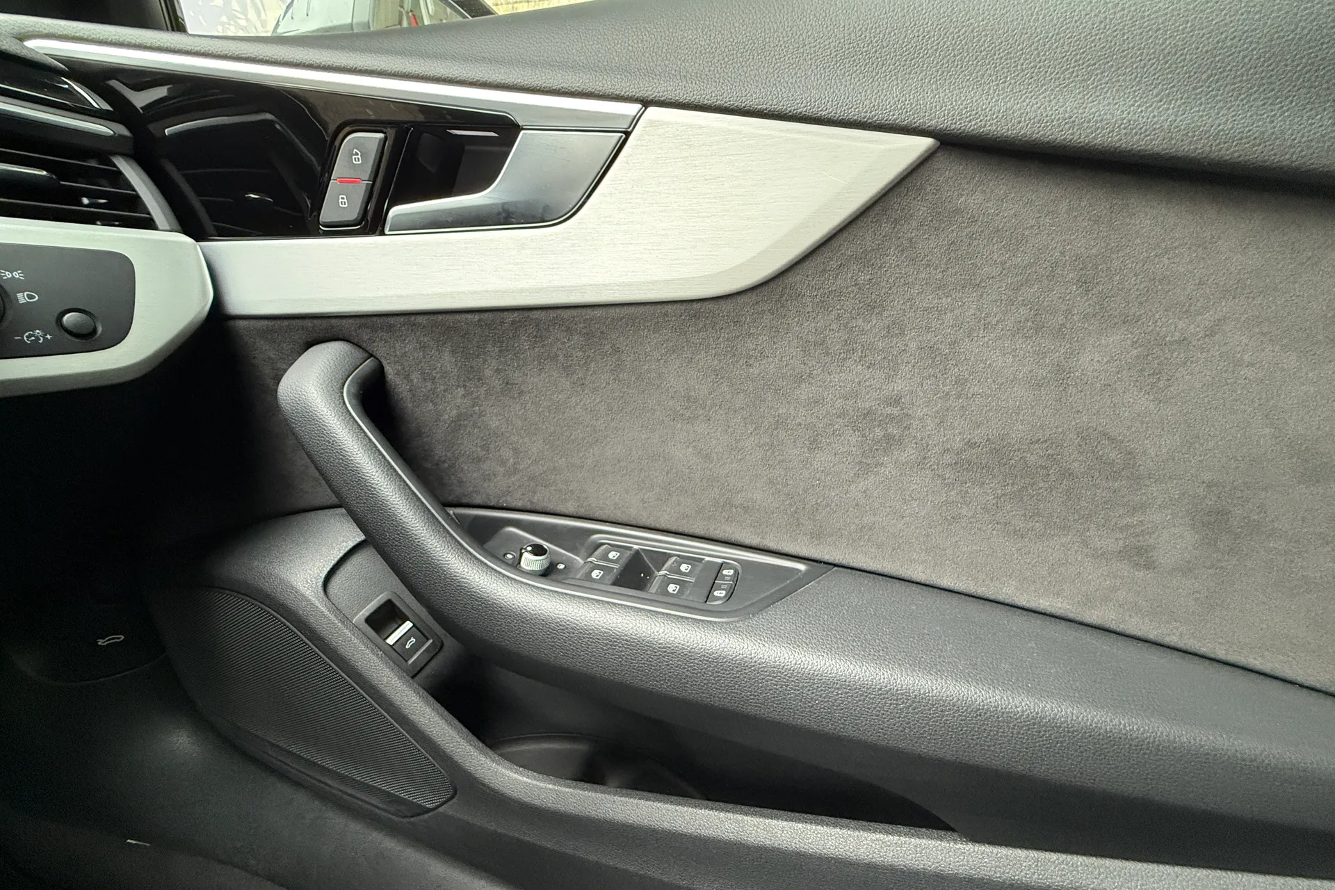 Audi A4 thumbnail image number 36