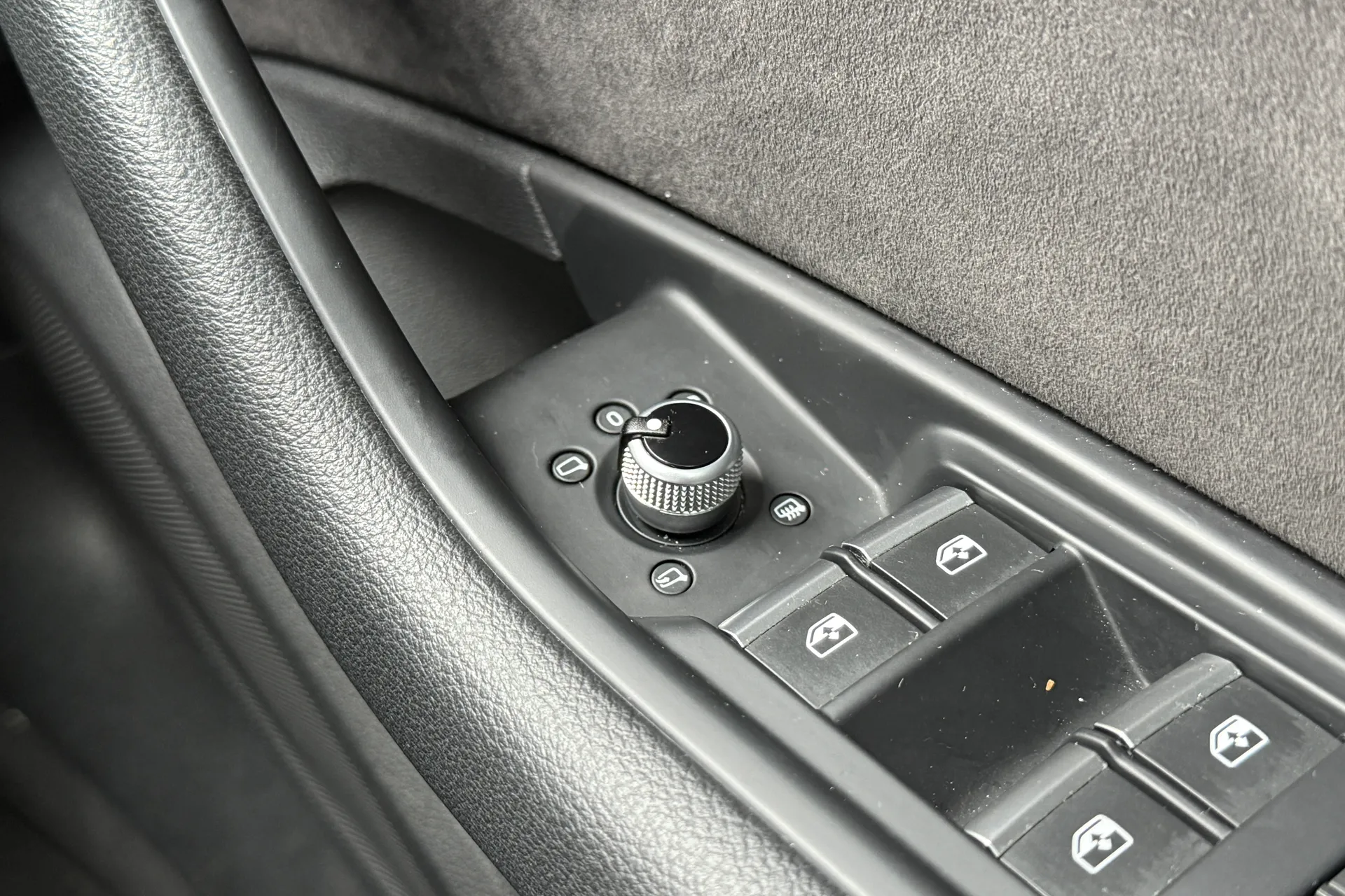 Audi A4 thumbnail image number 33