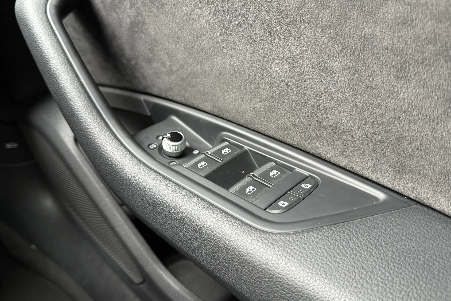 Audi A4 thumbnail image number 34