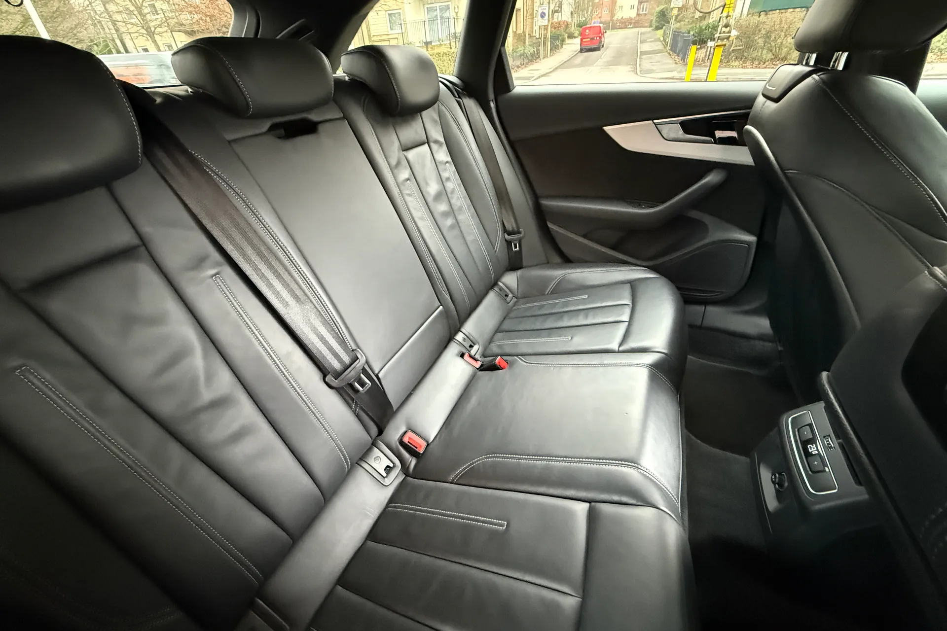 Audi A4 thumbnail image number 44