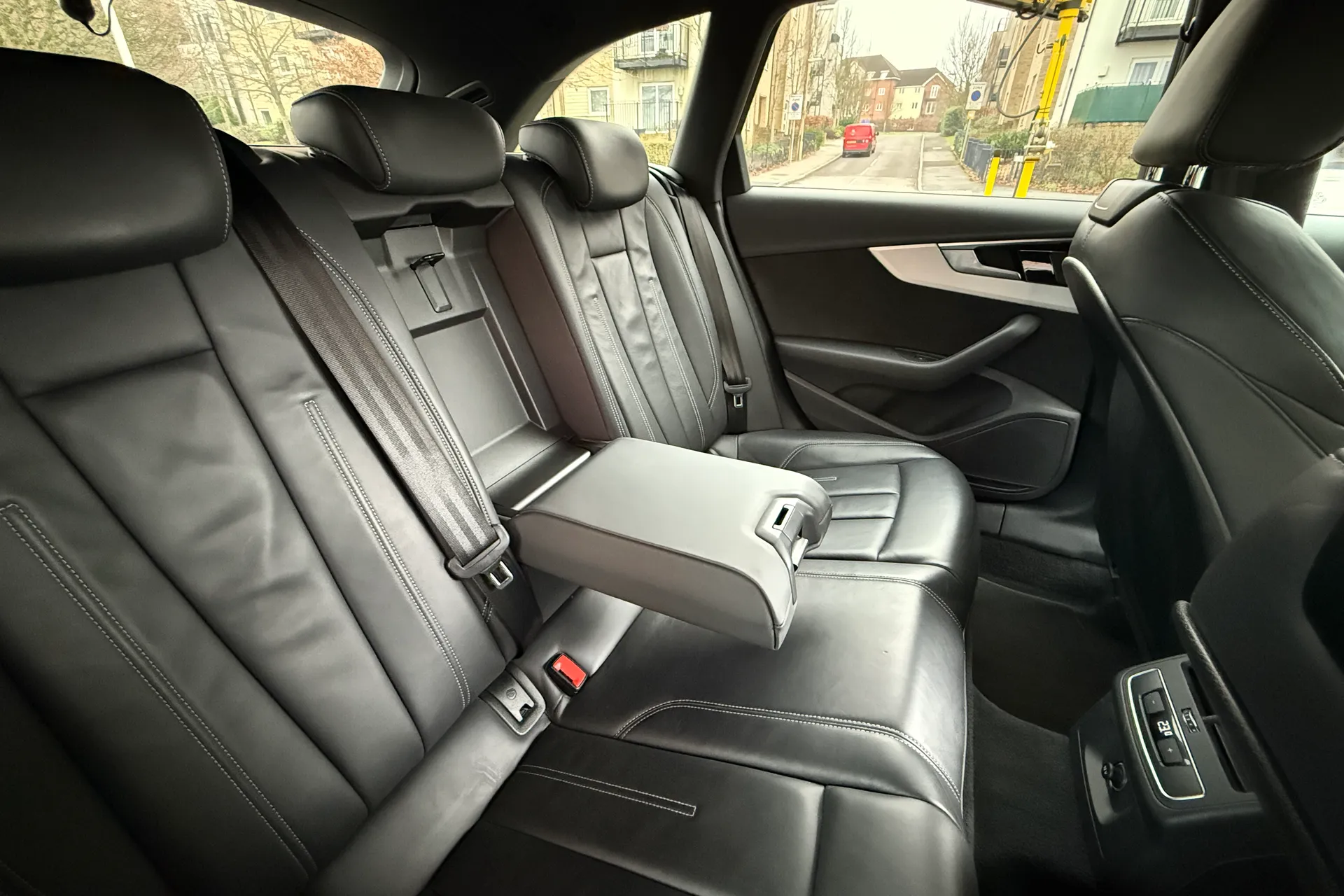 Audi A4 thumbnail image number 45