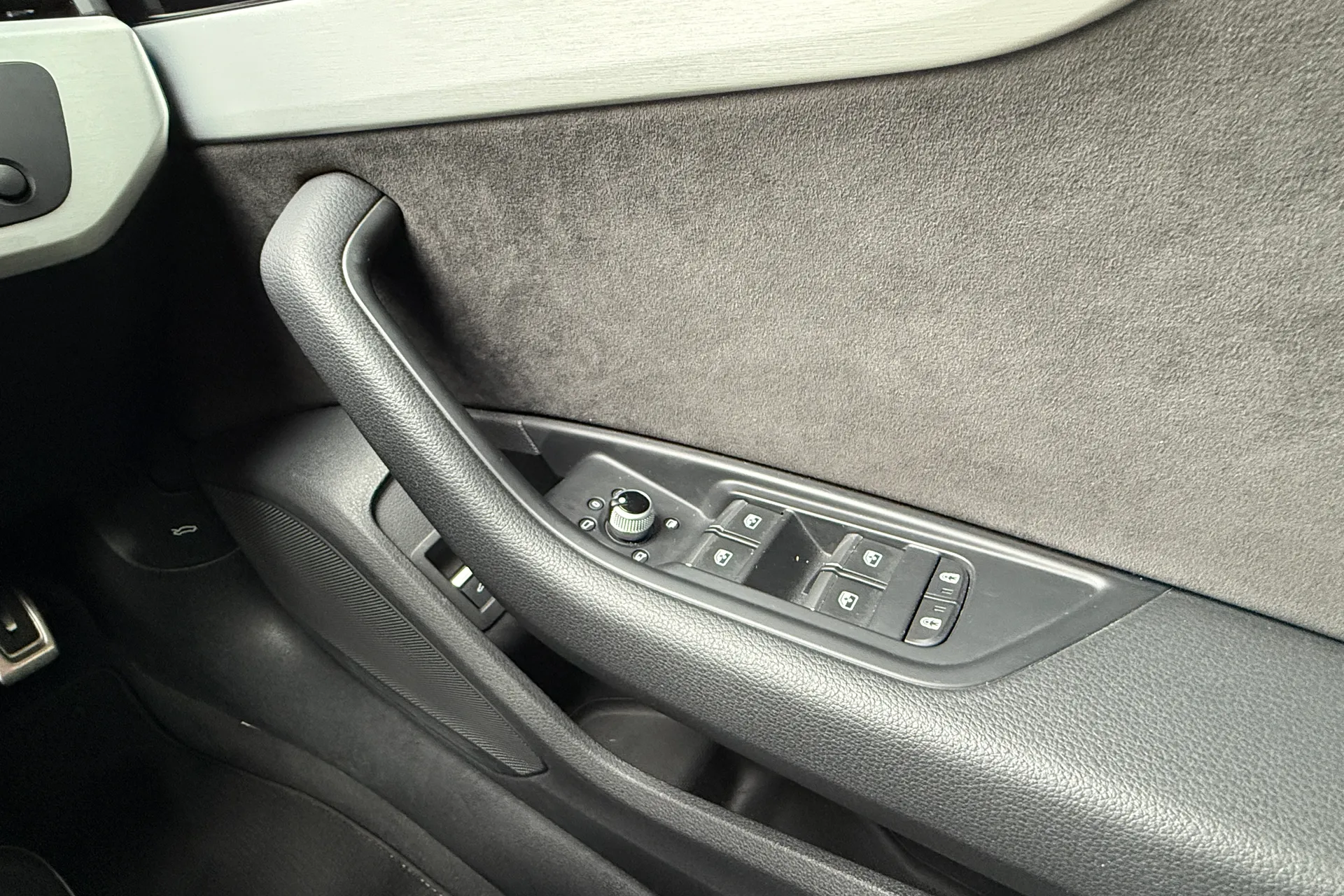 Audi A4 thumbnail image number 32