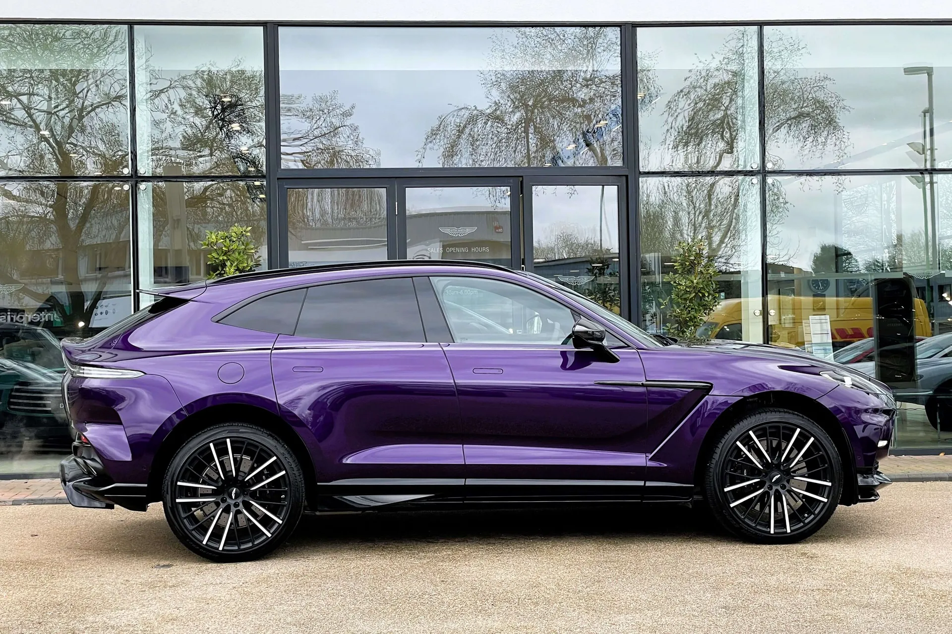 Aston Martin DBX thumbnail image number 2