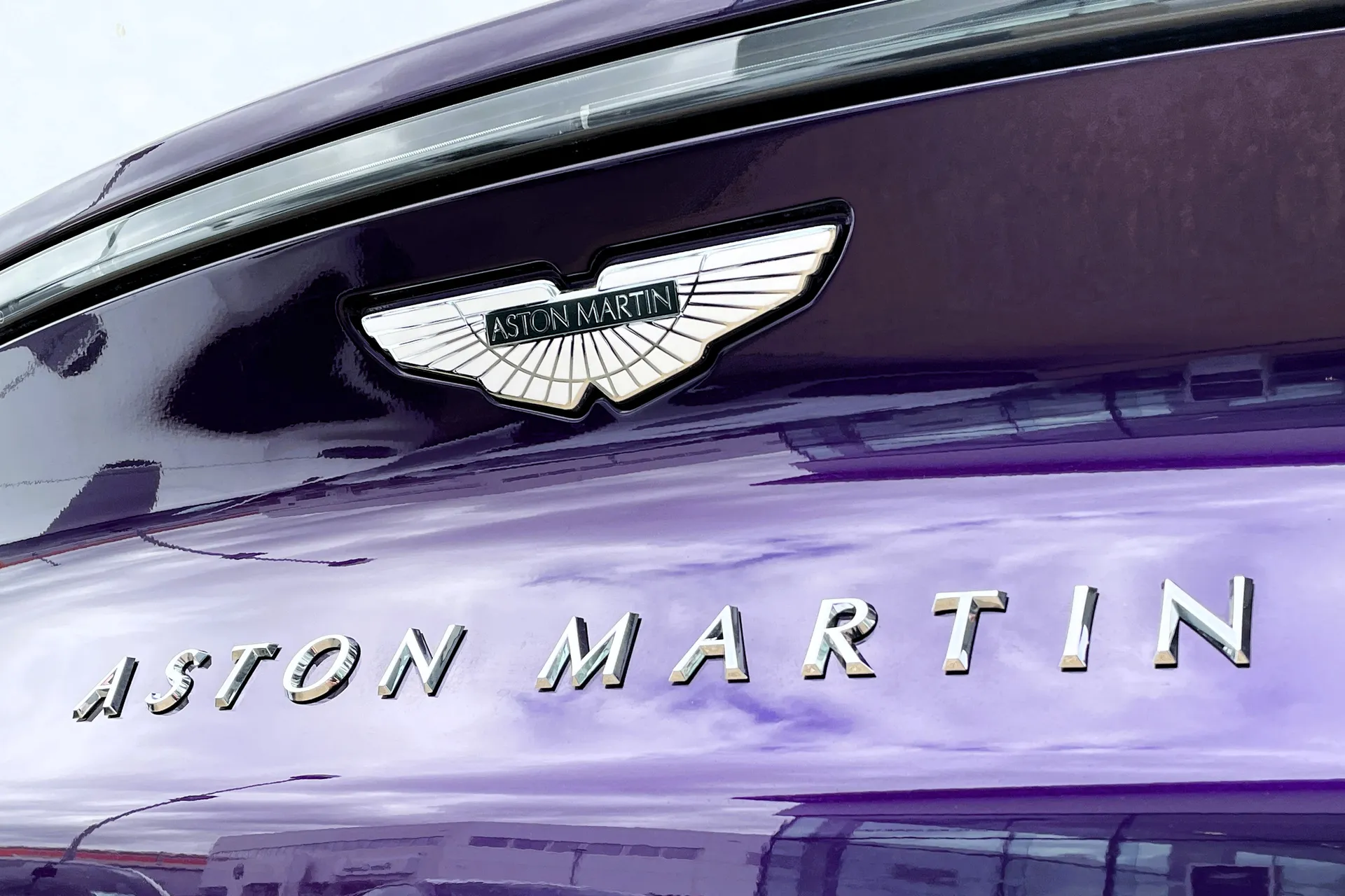 Aston Martin DBX thumbnail image number 7