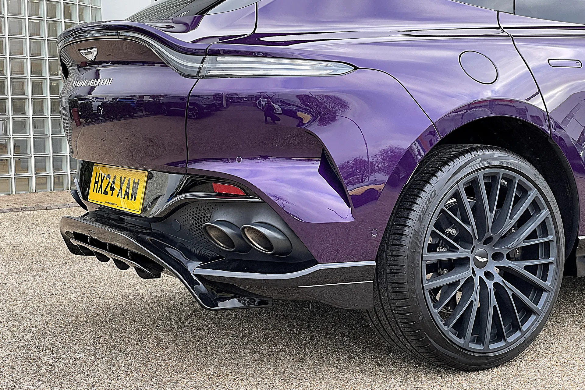 Aston Martin DBX thumbnail image number 15