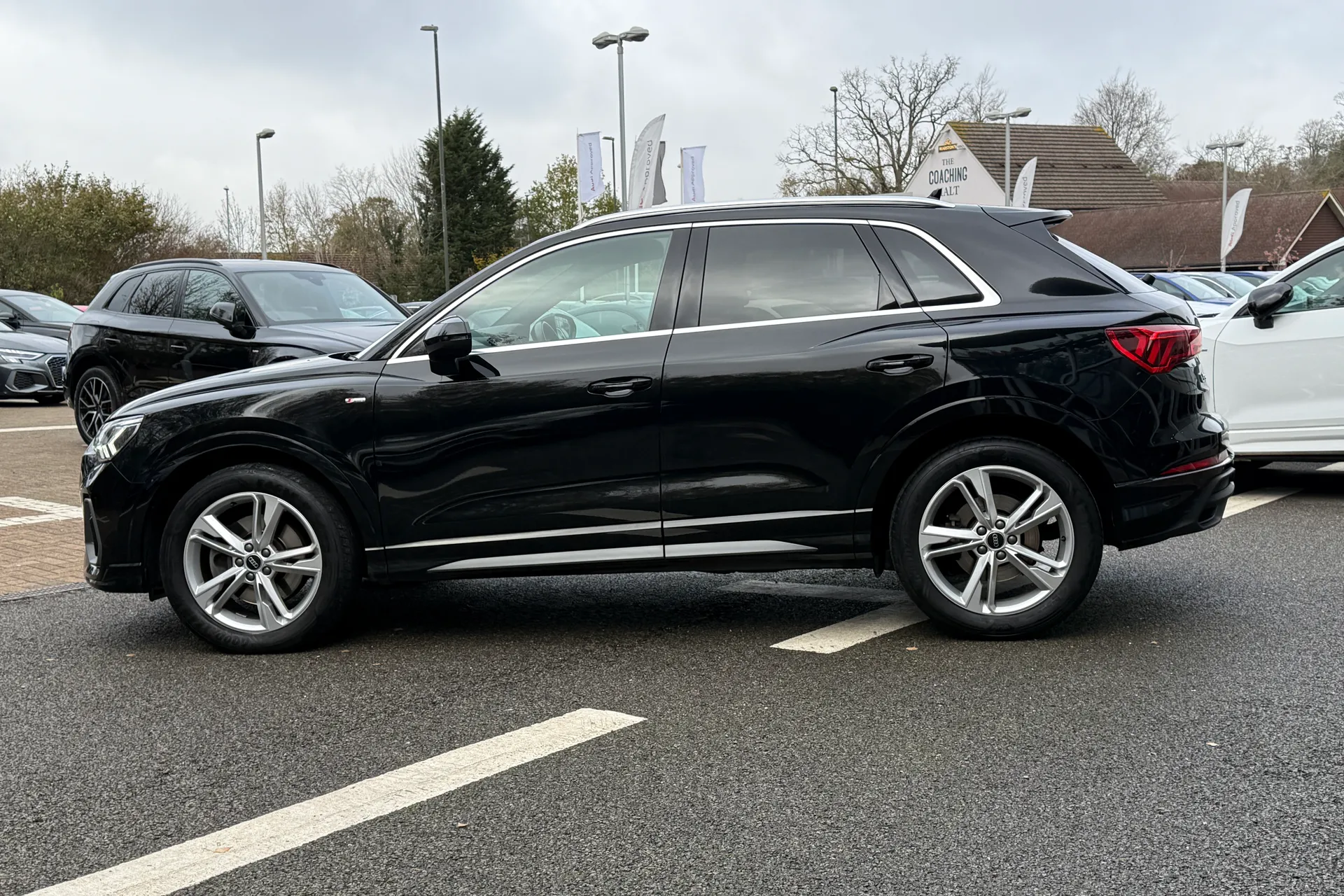 Audi Q3 thumbnail image number 16