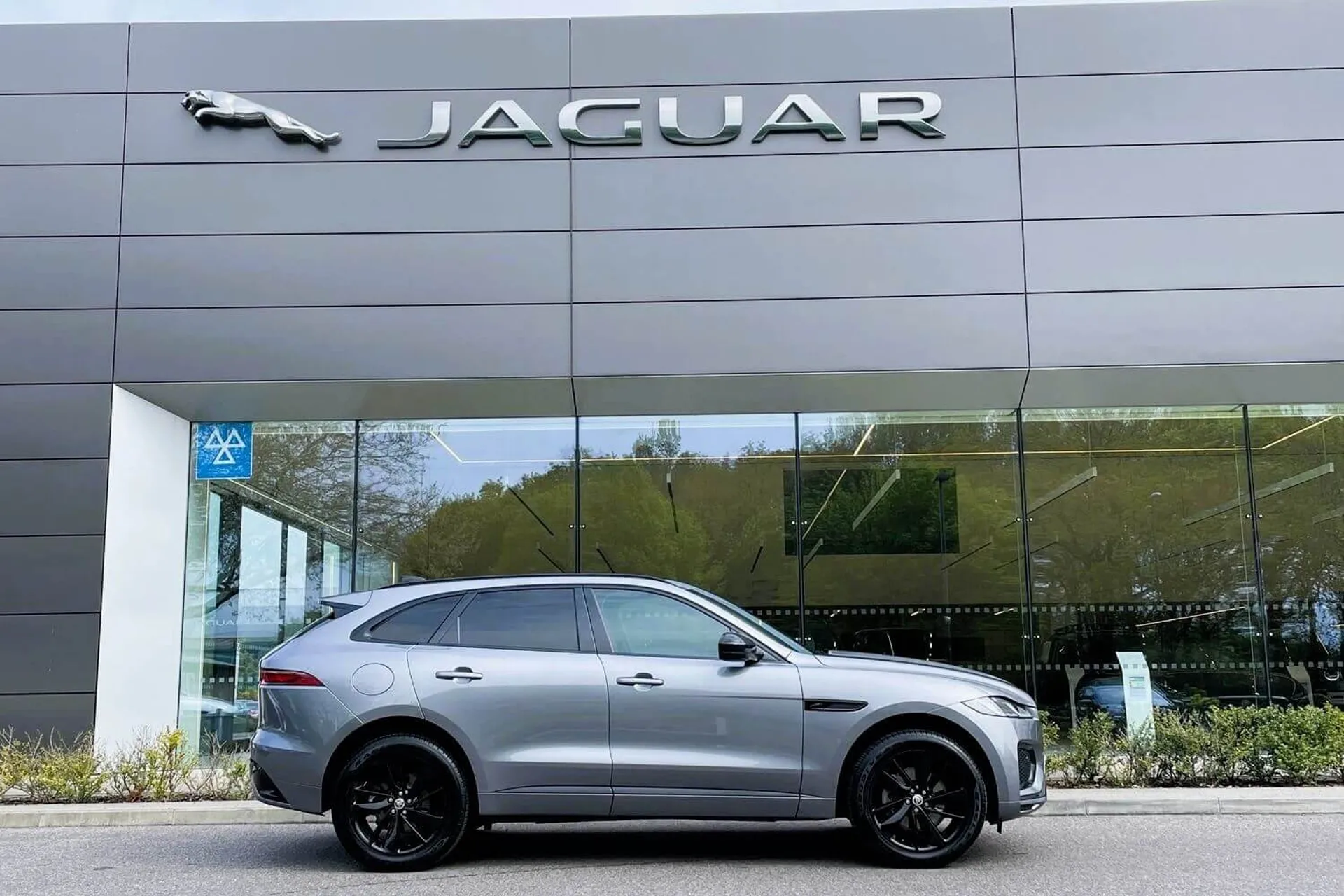 Jaguar F-PACE thumbnail image number 2