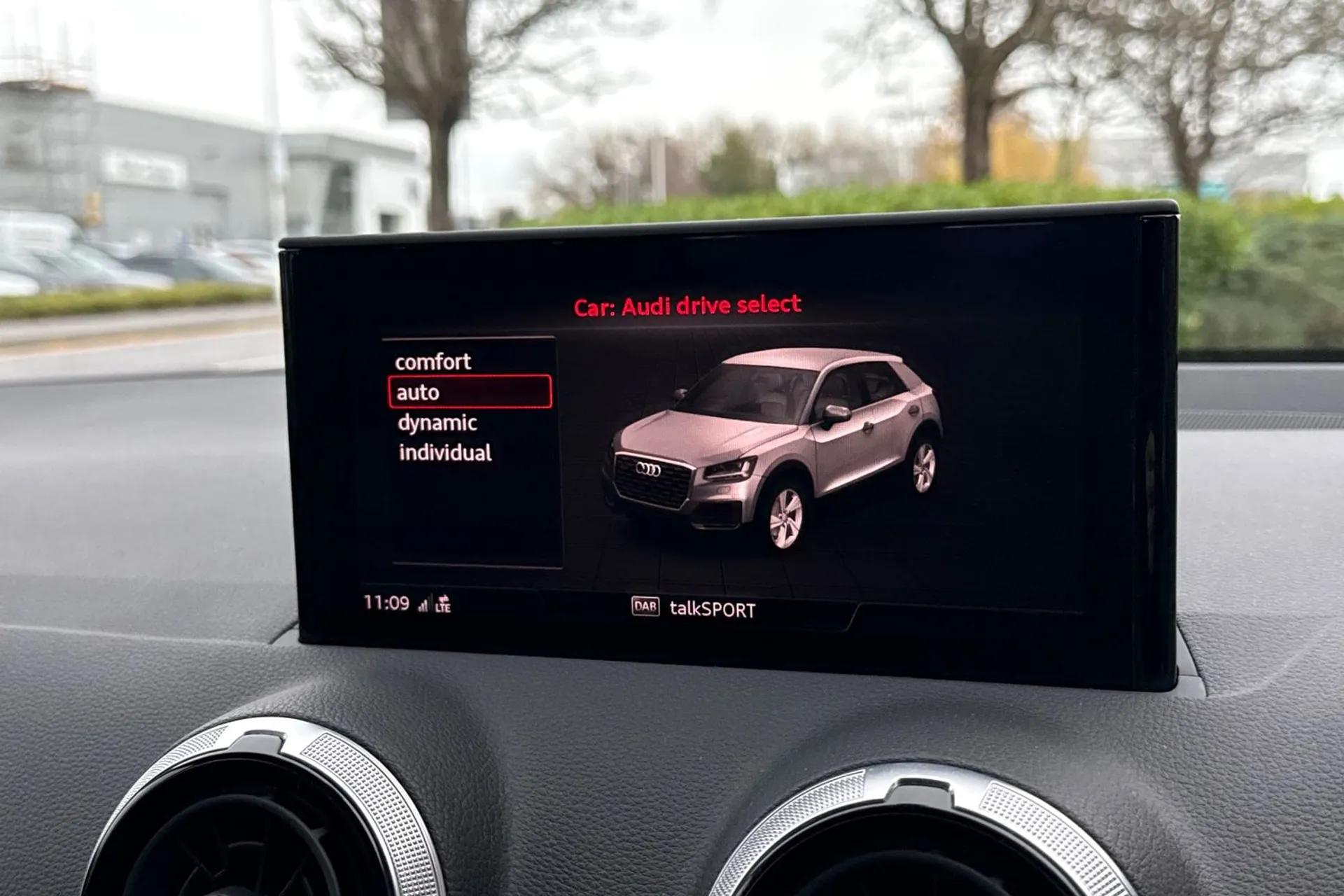 Audi Q2 thumbnail image number 30