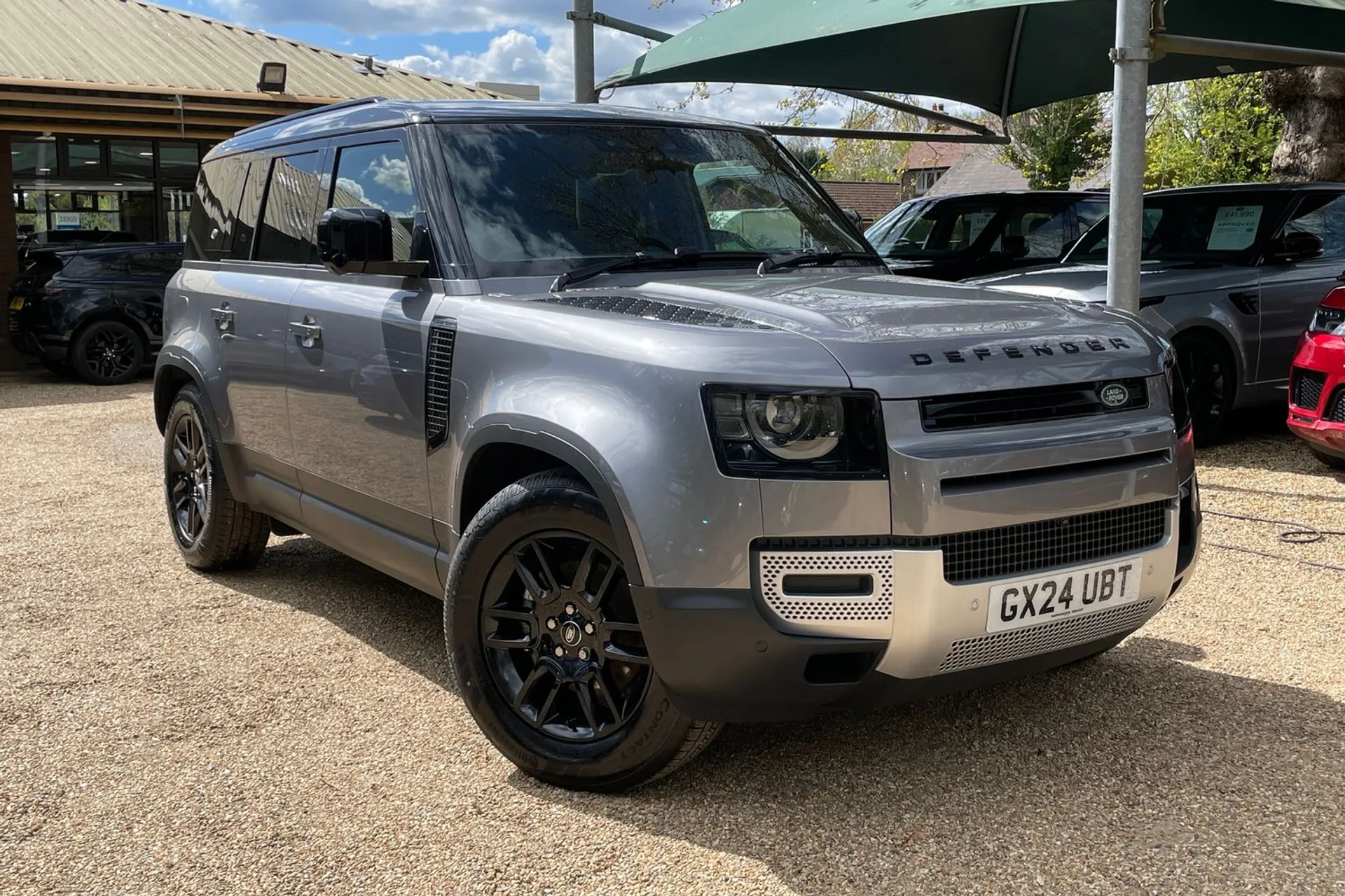 LAND ROVER DEFENDER focused image