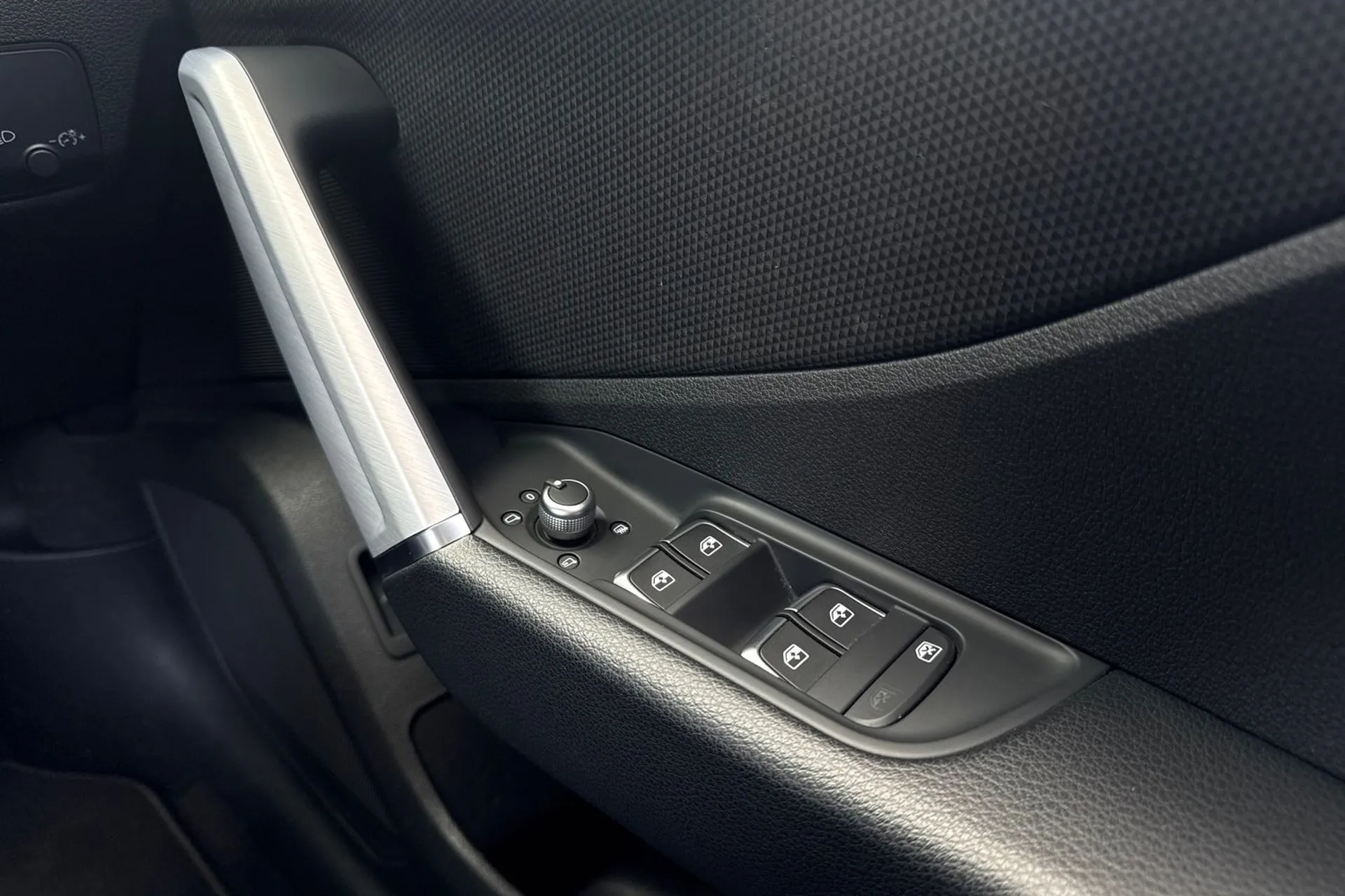 Audi Q2 thumbnail image number 39