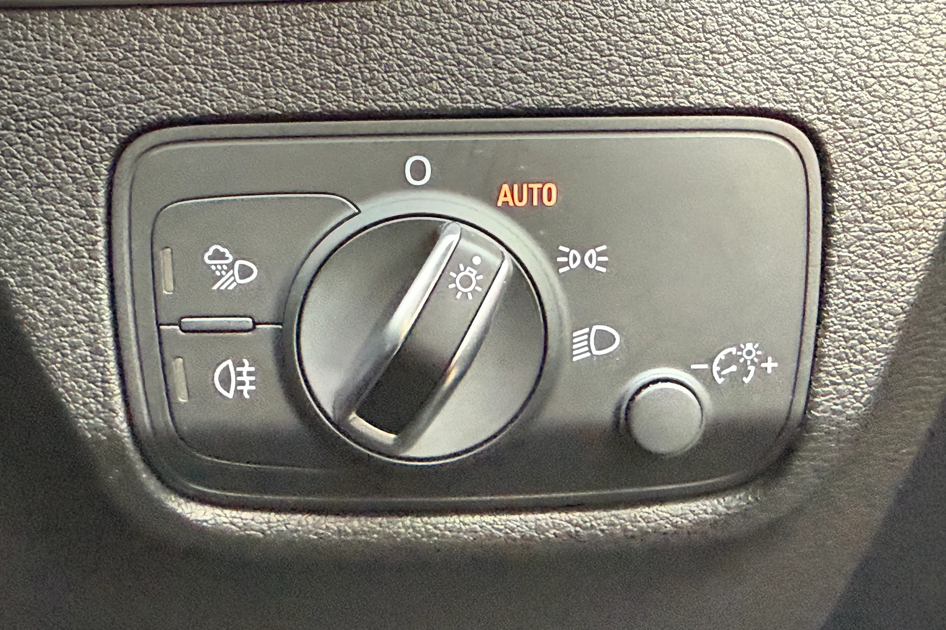 Audi Q2 thumbnail image number 18