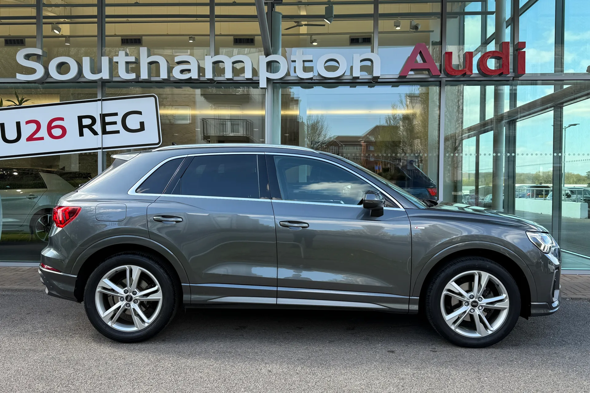 Audi Q3 thumbnail image number 2