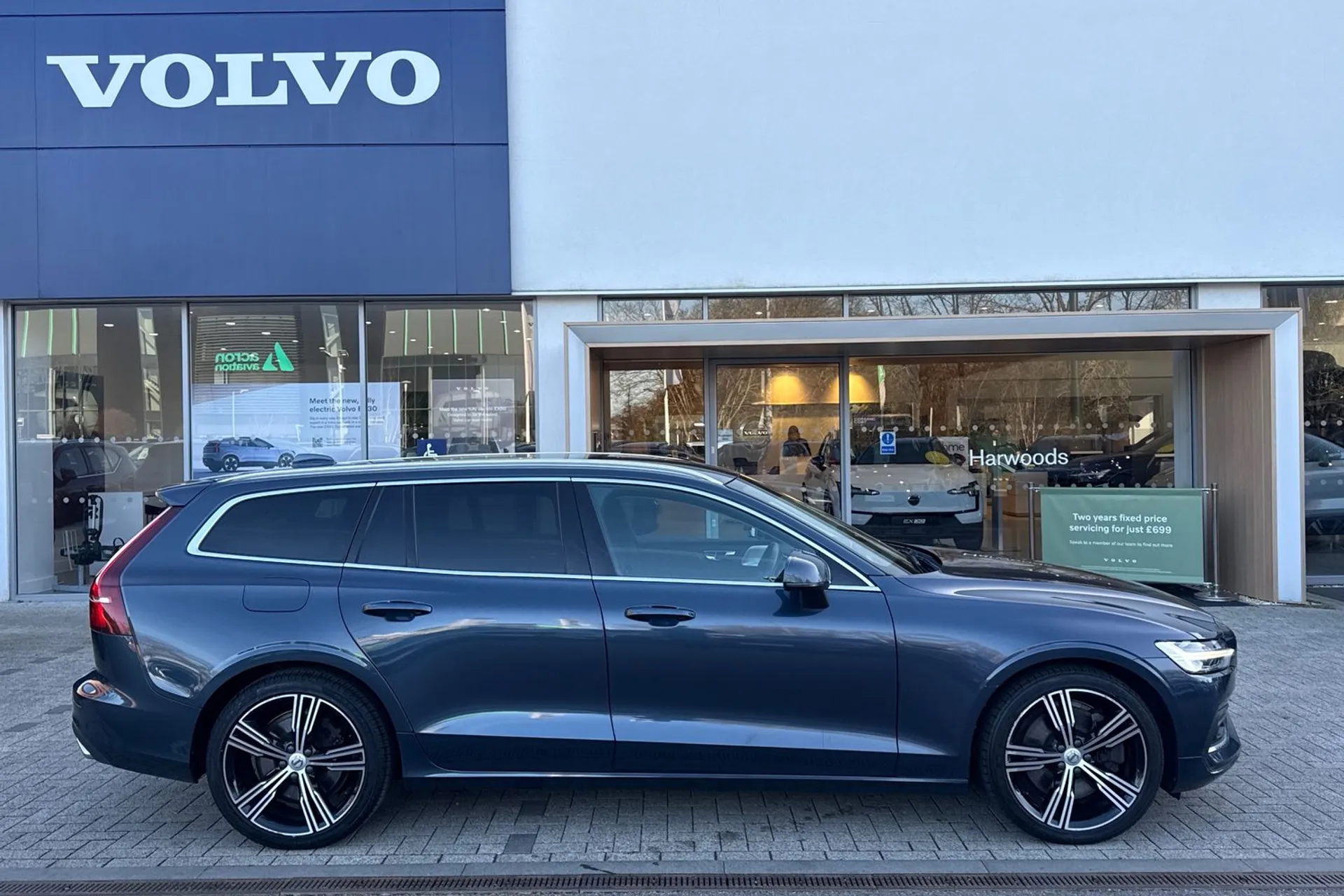 Volvo V60 thumbnail image number 2