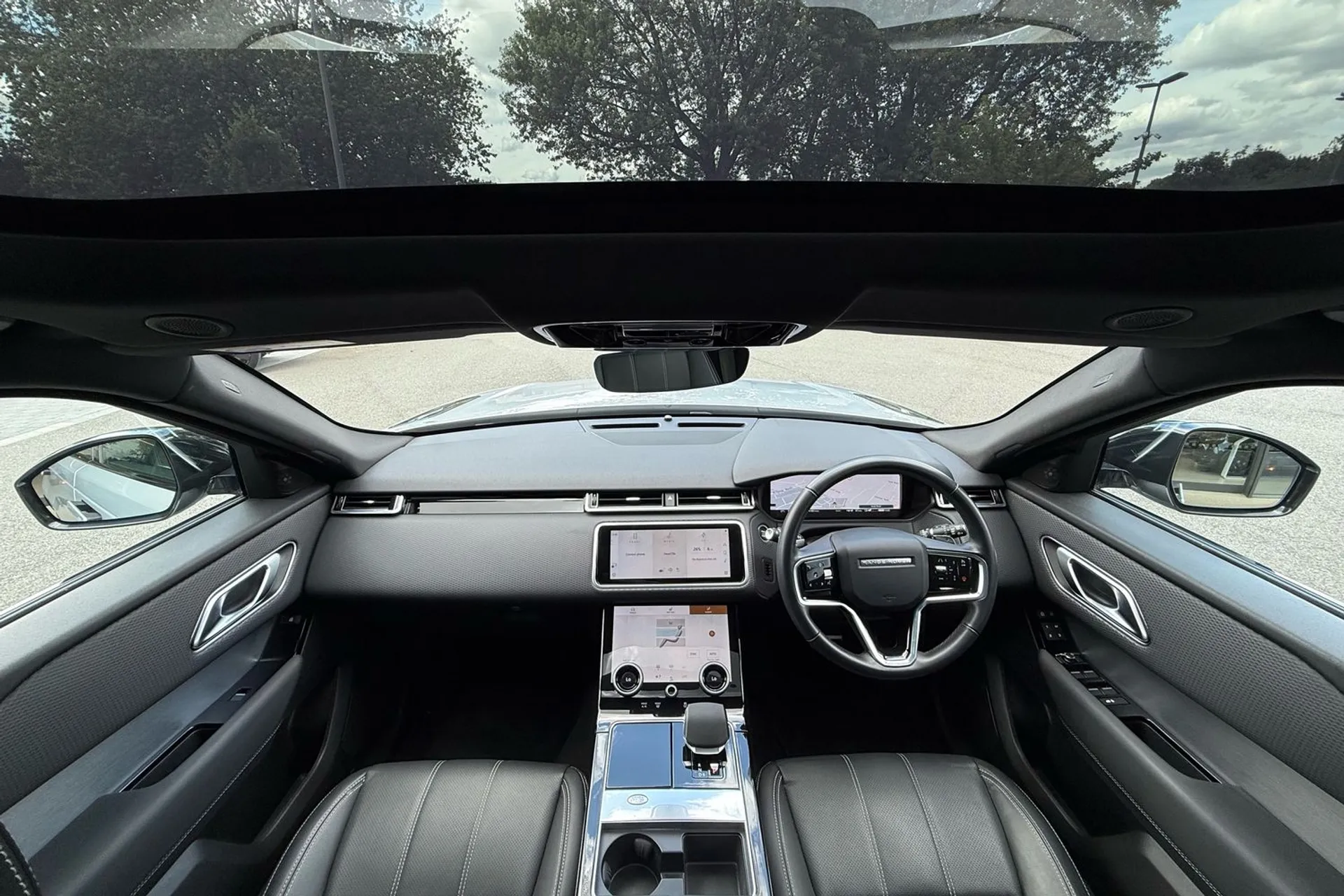 LAND ROVER RANGE ROVER VELAR thumbnail image number 3
