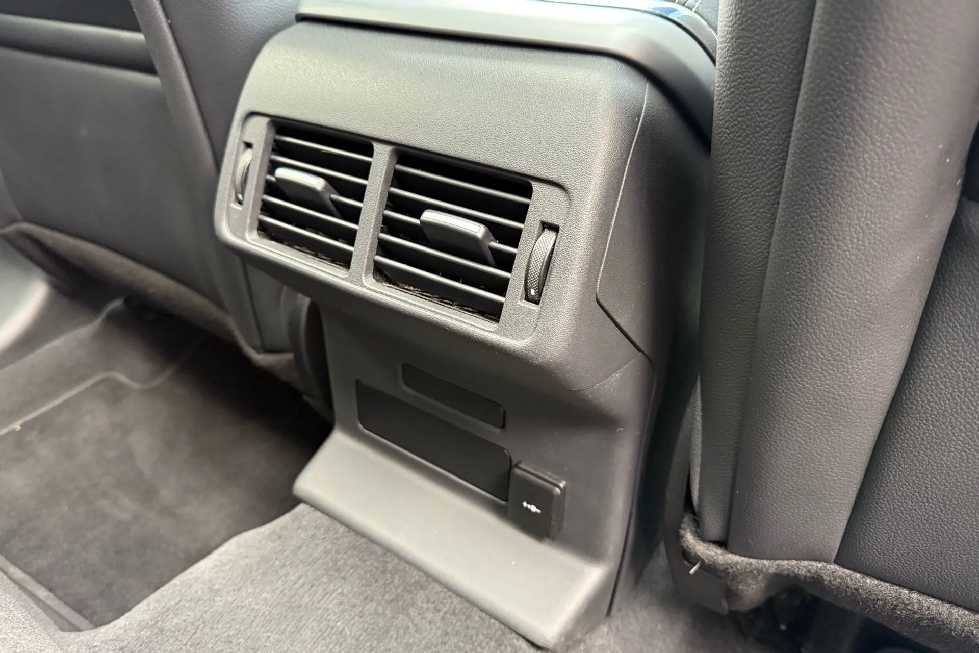 LAND ROVER RANGE ROVER VELAR thumbnail image number 34