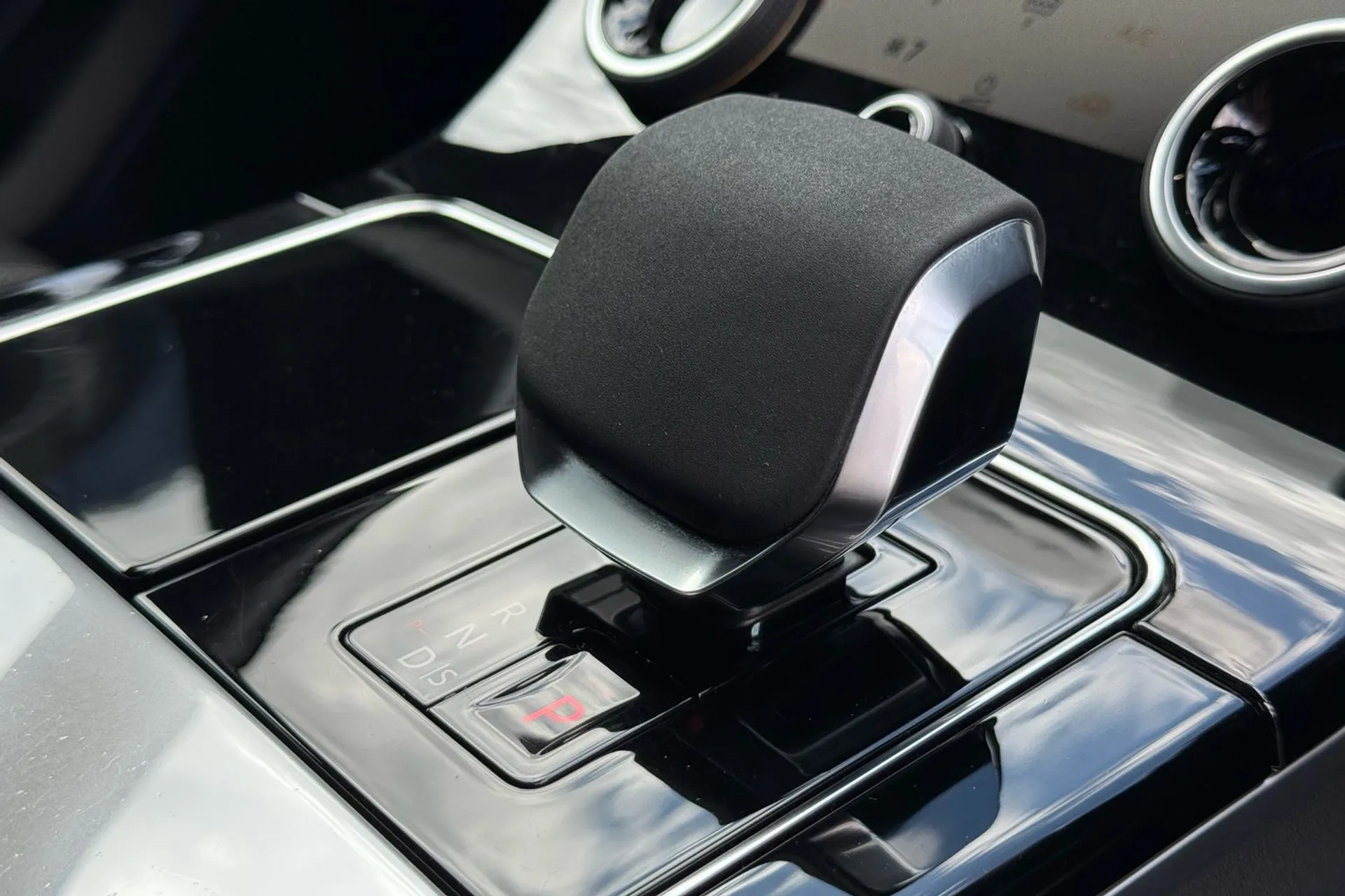 LAND ROVER RANGE ROVER VELAR thumbnail image number 19