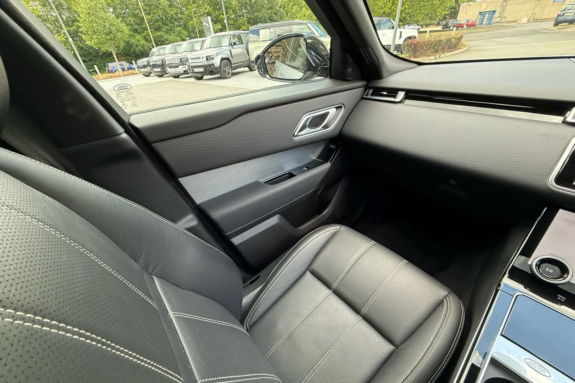 LAND ROVER RANGE ROVER VELAR thumbnail image number 13