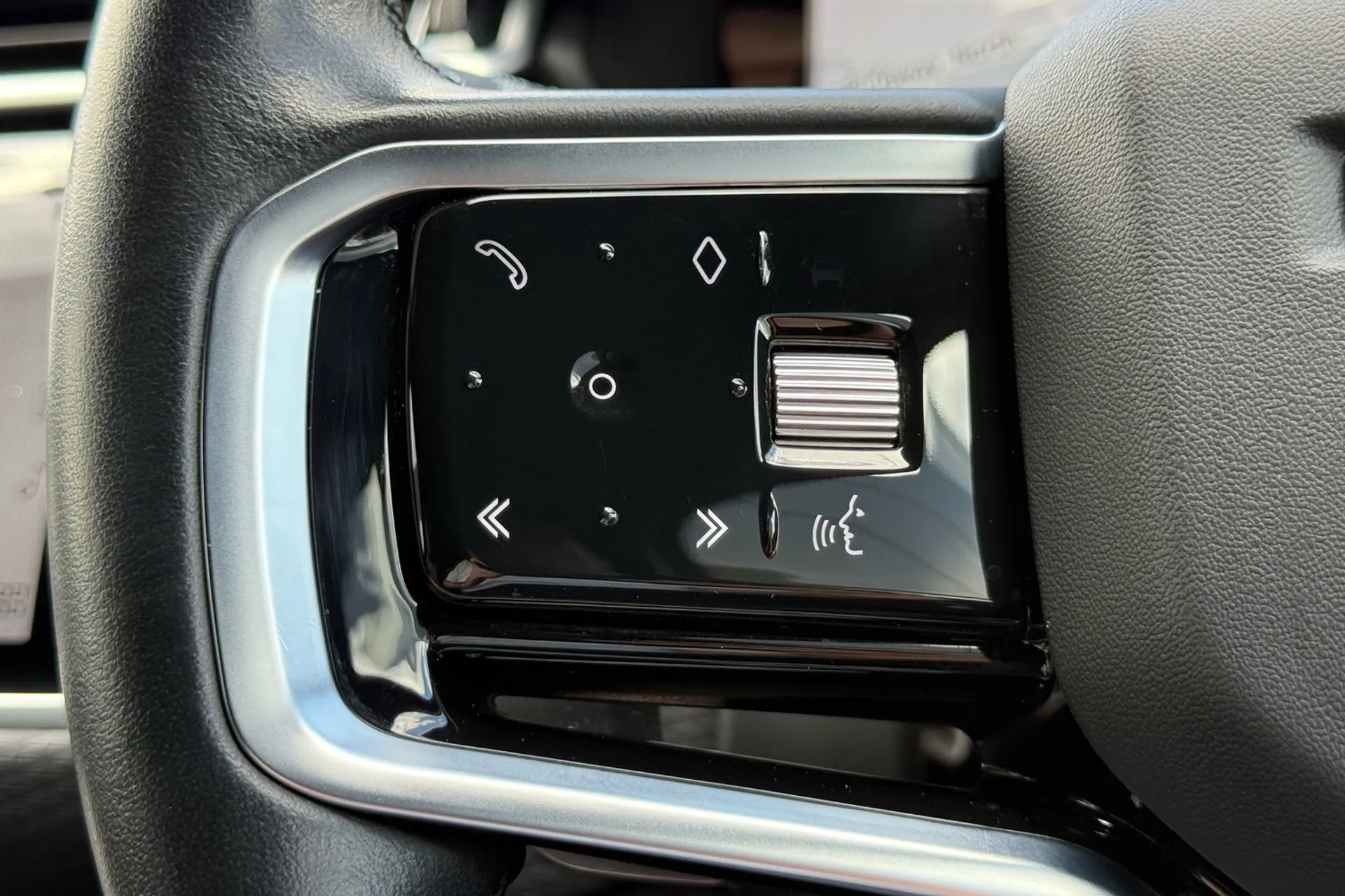 LAND ROVER RANGE ROVER VELAR thumbnail image number 25