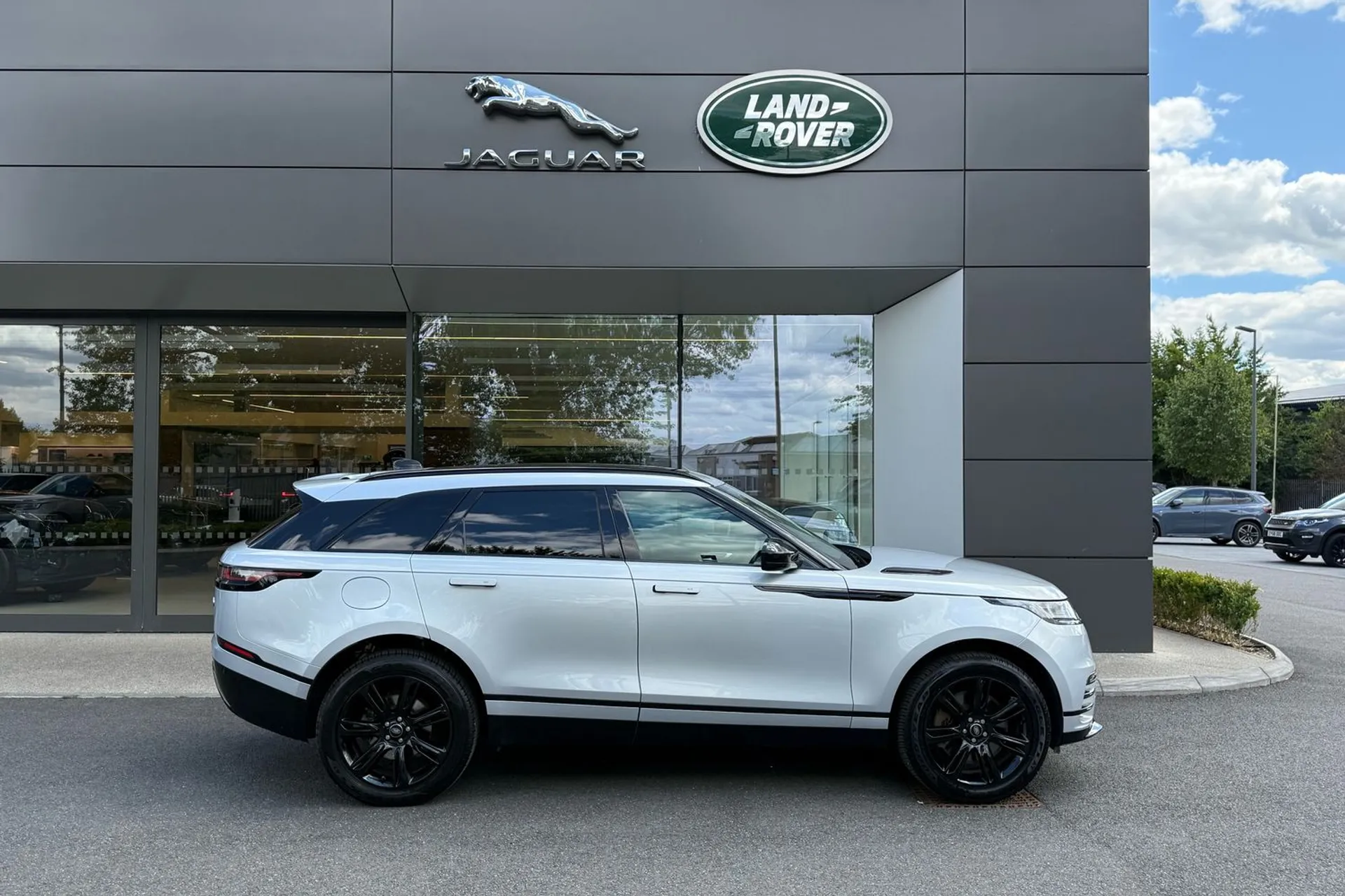 LAND ROVER RANGE ROVER VELAR thumbnail image number 2