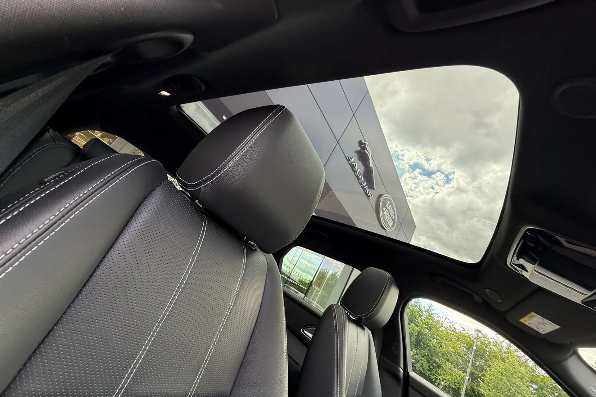 LAND ROVER RANGE ROVER VELAR thumbnail image number 35