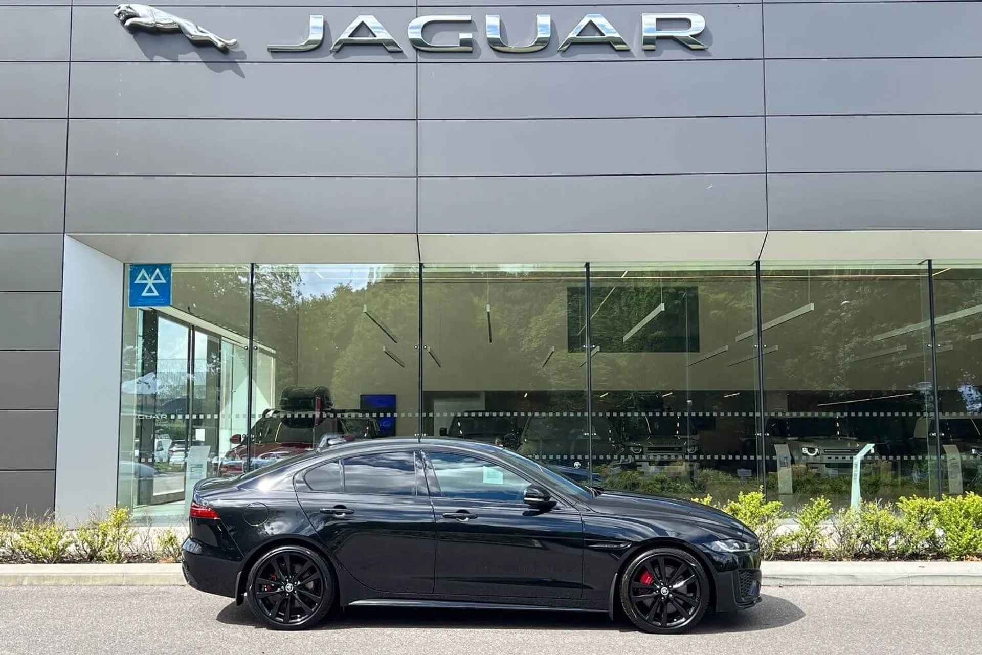 Jaguar XE thumbnail image number 2