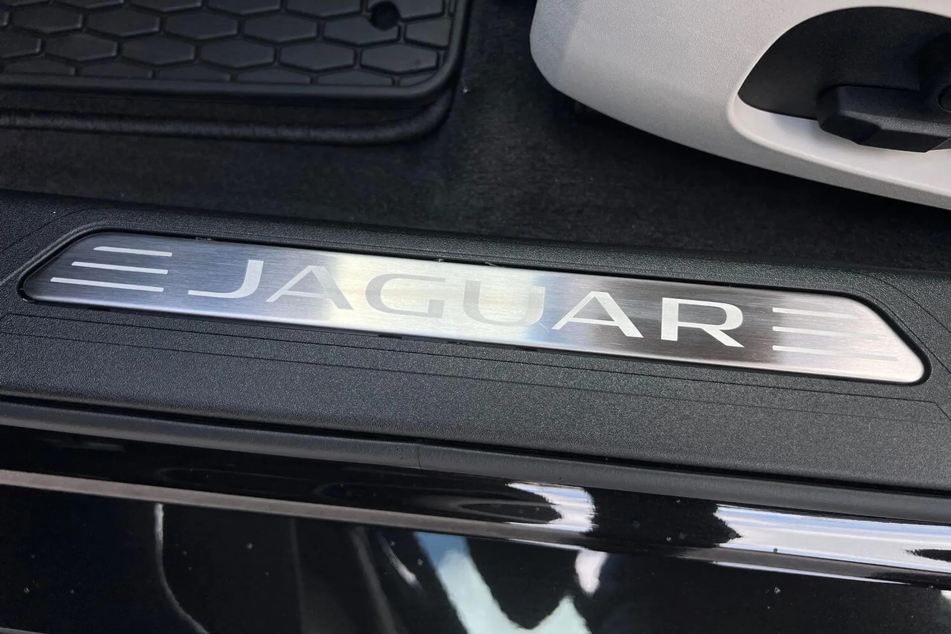 Jaguar XE thumbnail image number 21