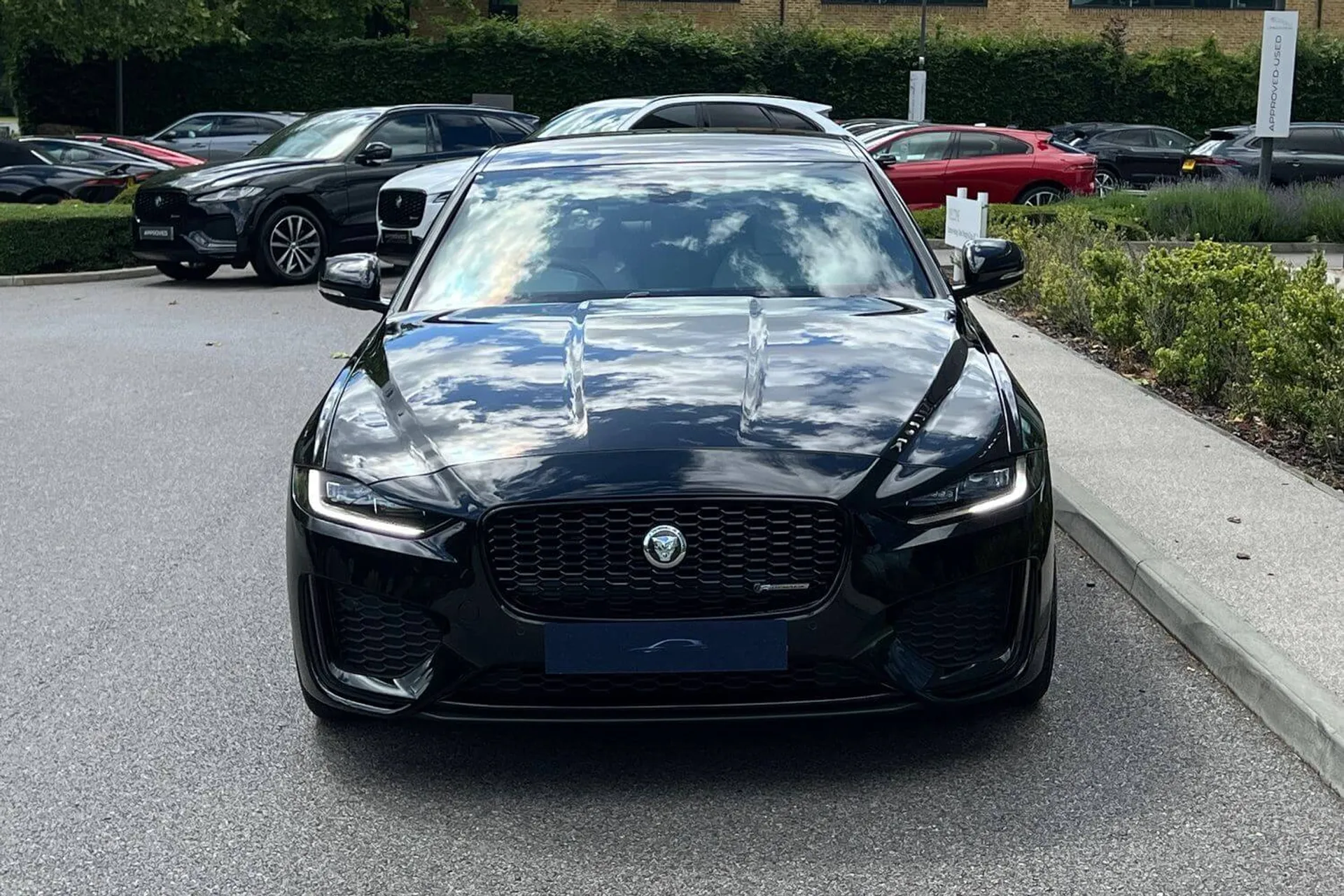 Jaguar XE thumbnail image number 12