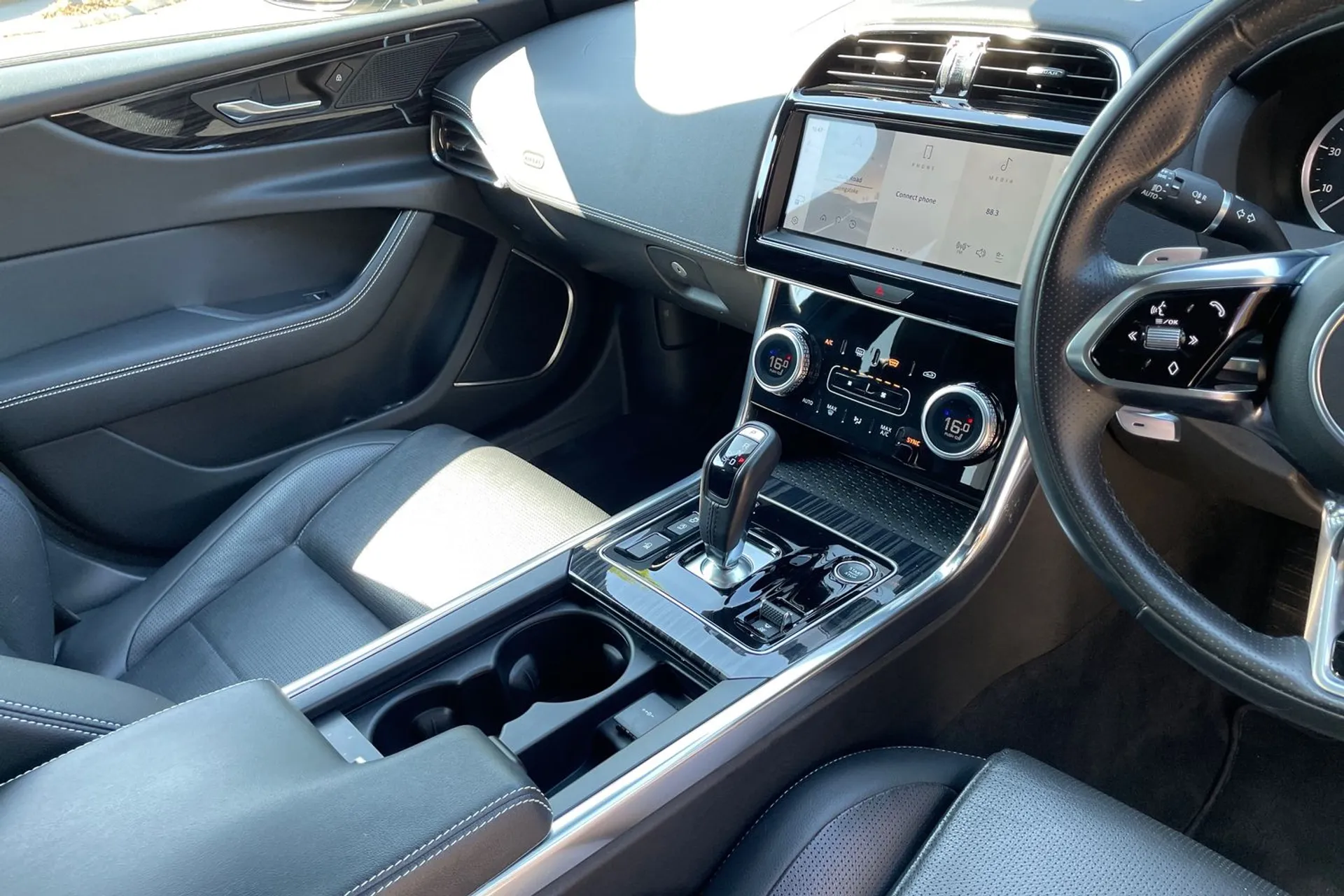 Jaguar XE thumbnail image number 19