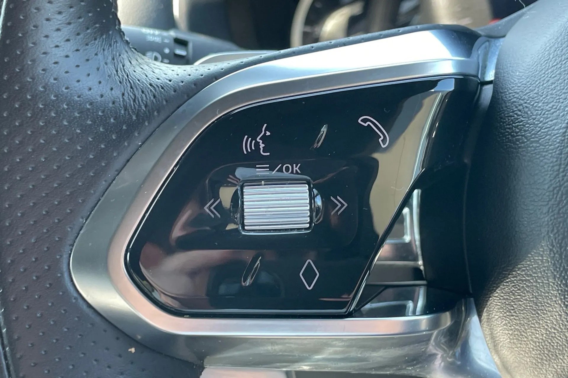 Jaguar XE thumbnail image number 24