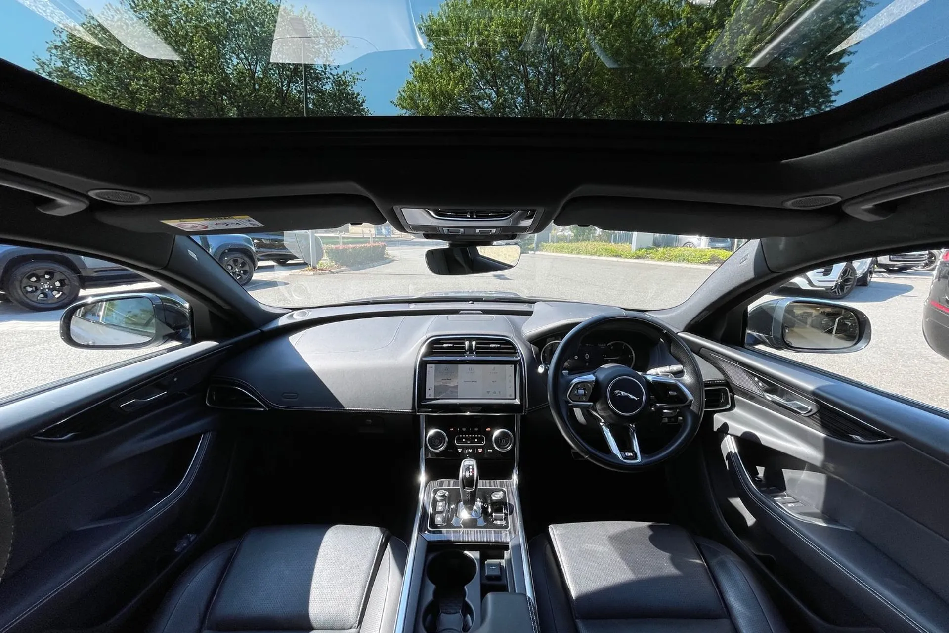 Jaguar XE thumbnail image number 3