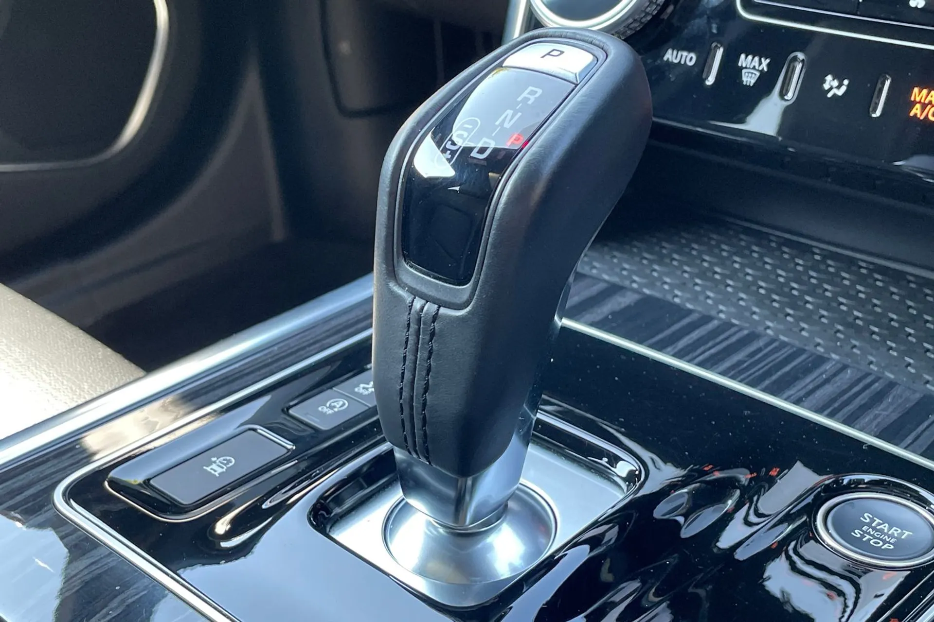 Jaguar XE thumbnail image number 20