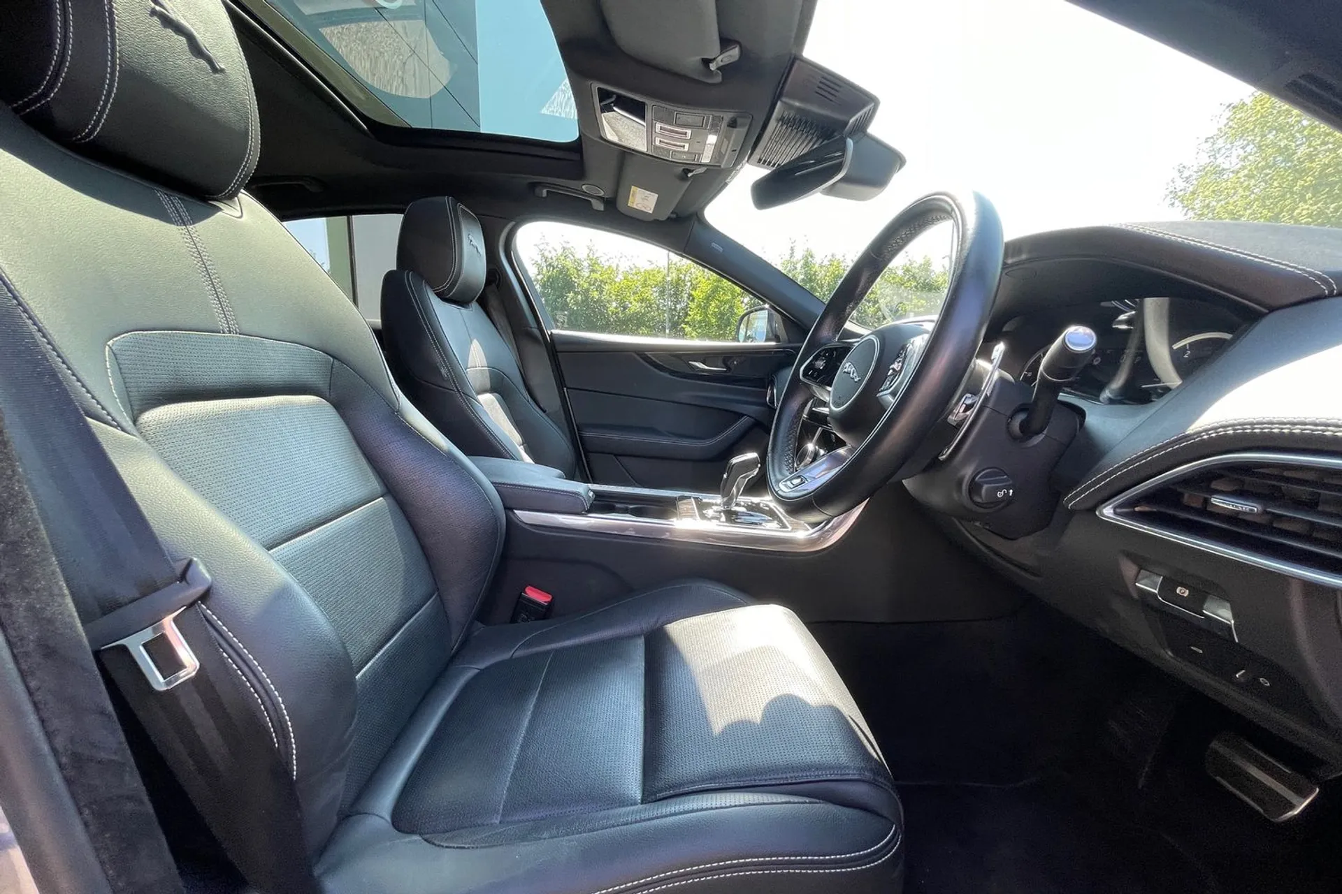 Jaguar XE thumbnail image number 9