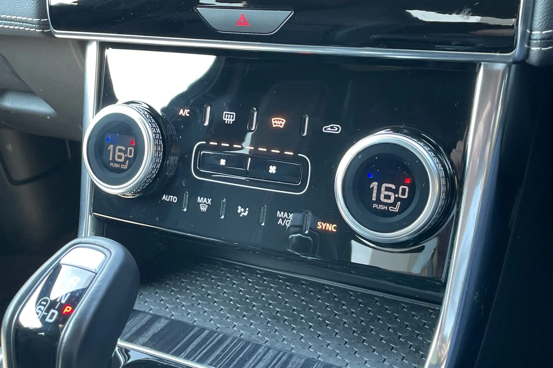 Jaguar XE thumbnail image number 16