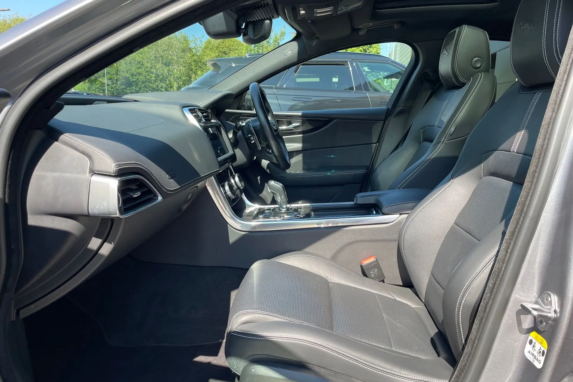 Jaguar XE thumbnail image number 10
