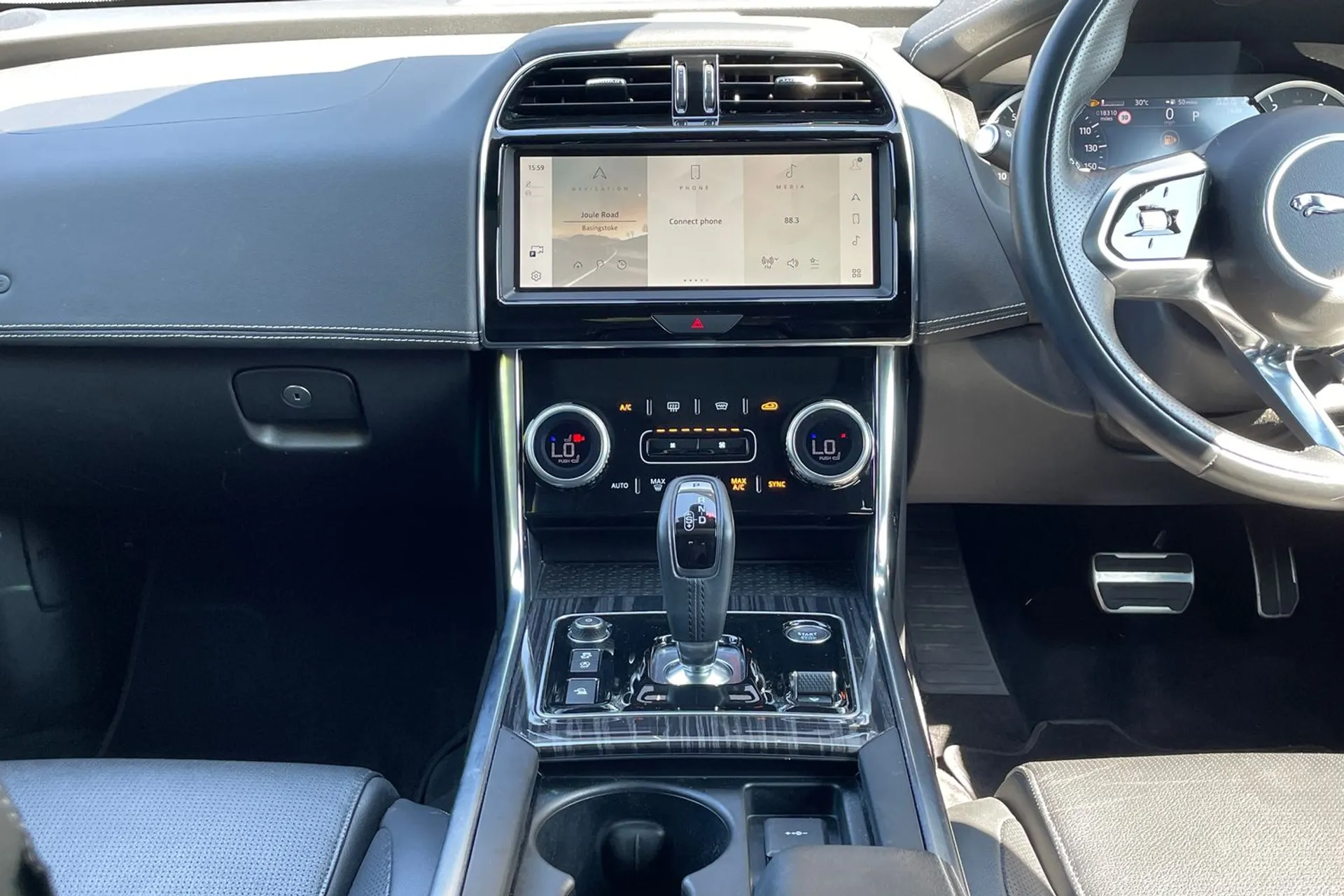 Jaguar XE thumbnail image number 15