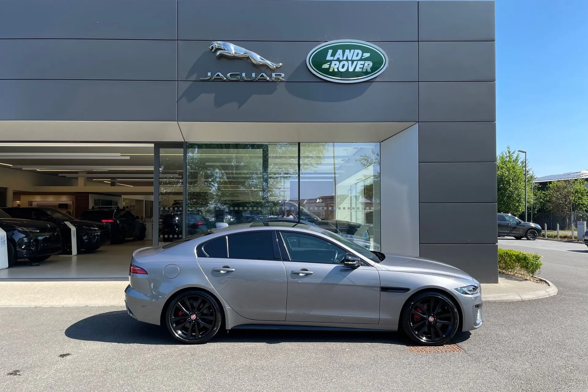 Jaguar XE thumbnail image number 2