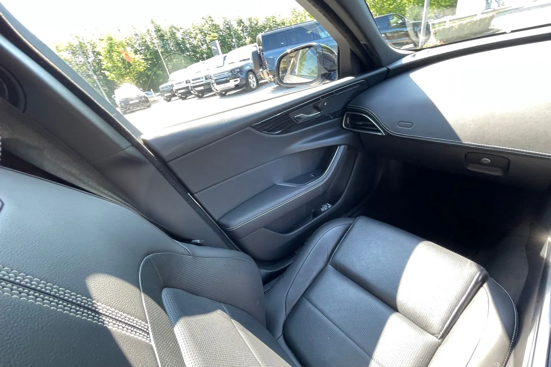 Jaguar XE thumbnail image number 13